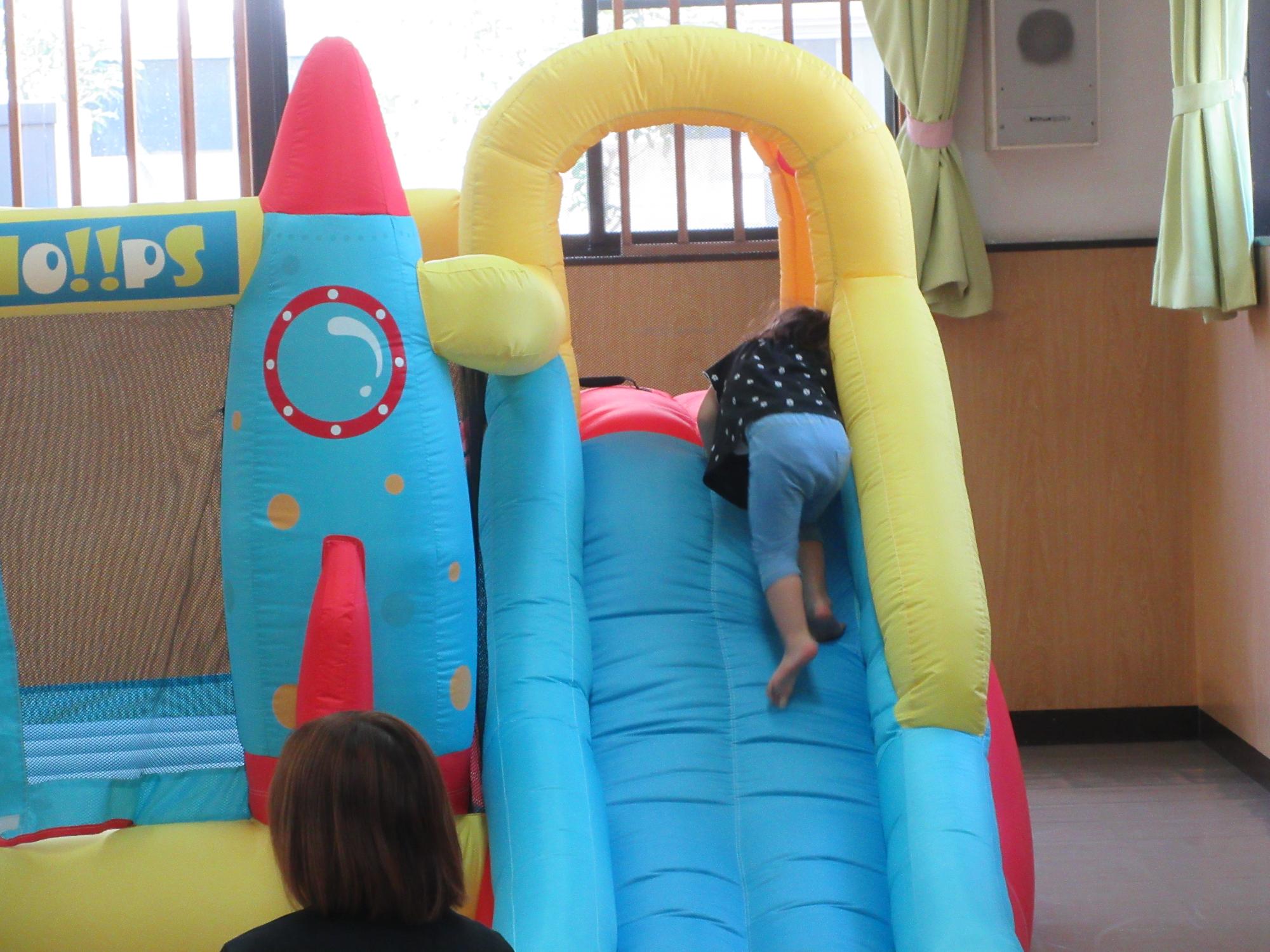 乳幼児さんがスライダーで遊んでいる様子