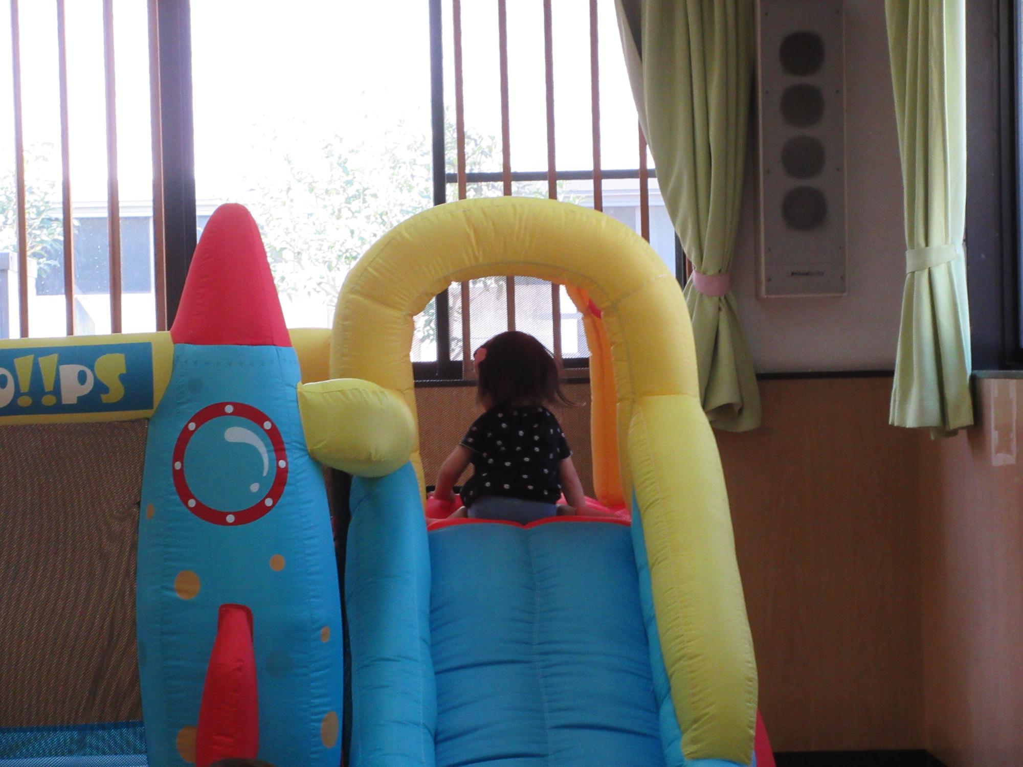 乳幼児さんがスライダーで遊んでいる様子