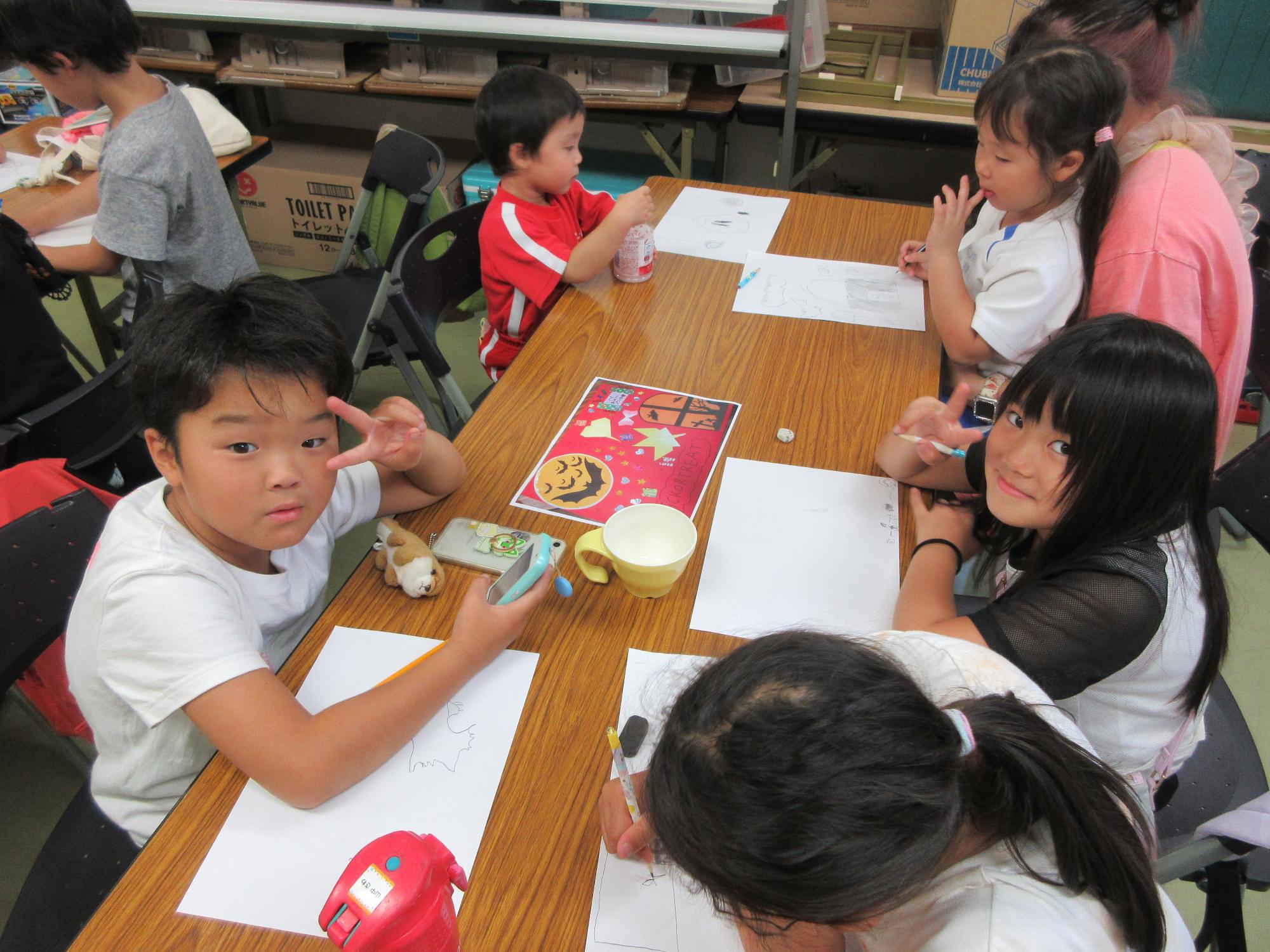 児童たちが意見の出し合いをしている様子