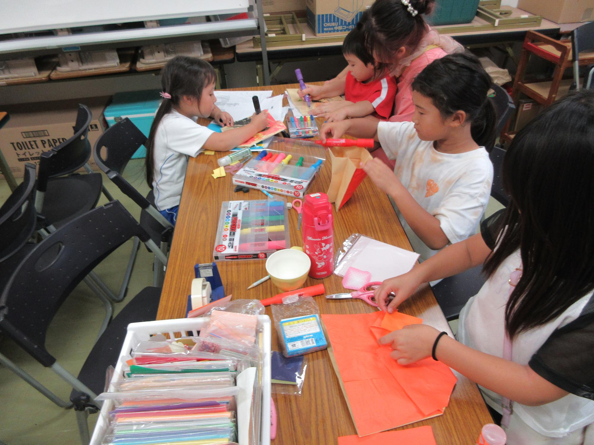 児童たちがオリジナルバッグ作りをしている様子