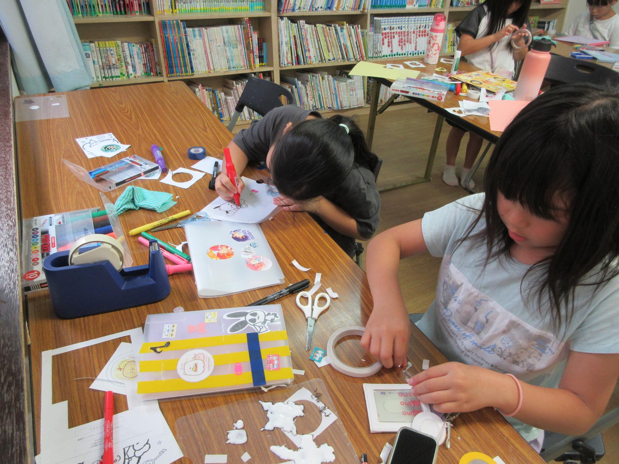 児童たちが工作をしている様子