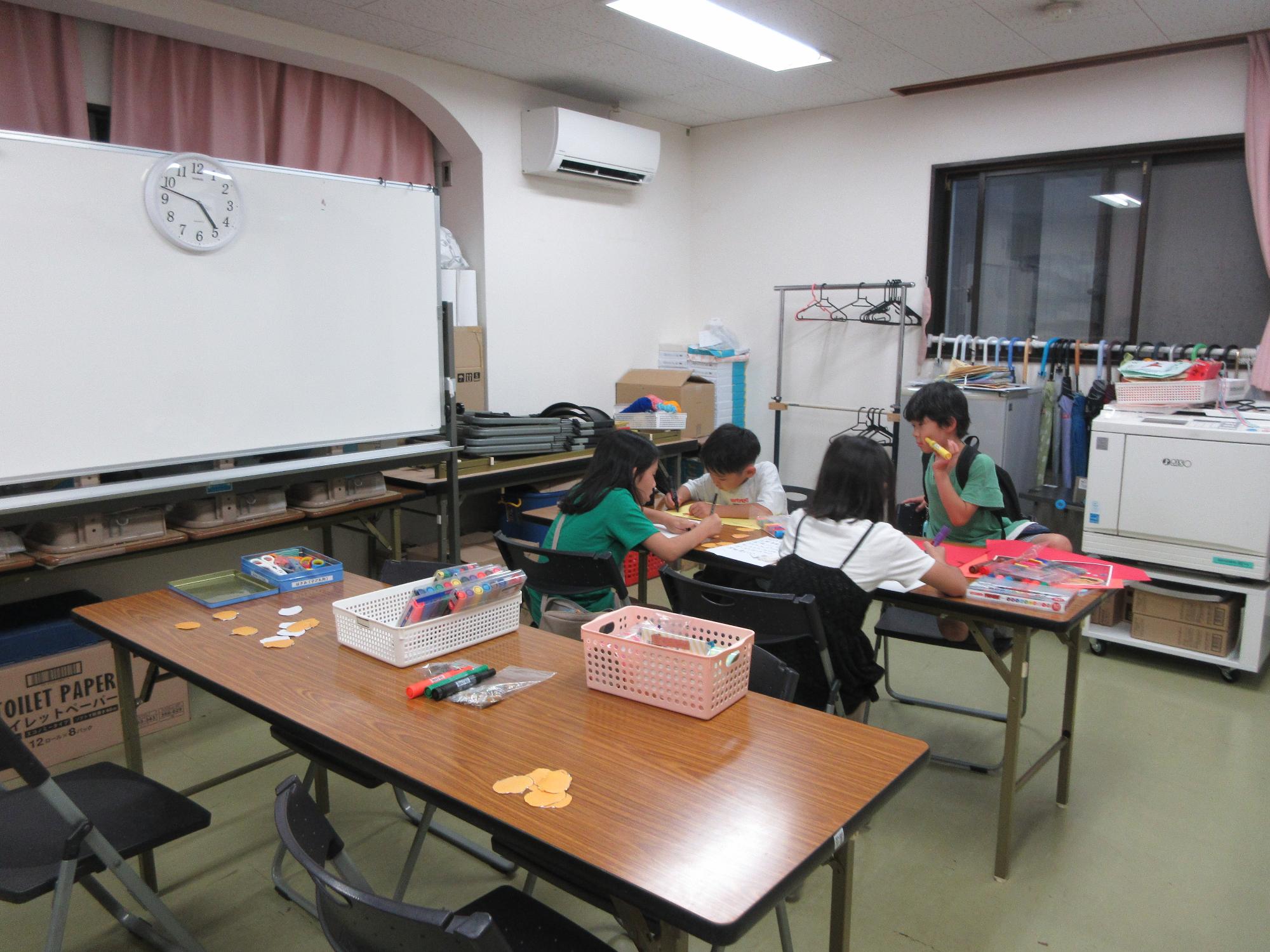 児童たちが寄せ書き作りをしている様子