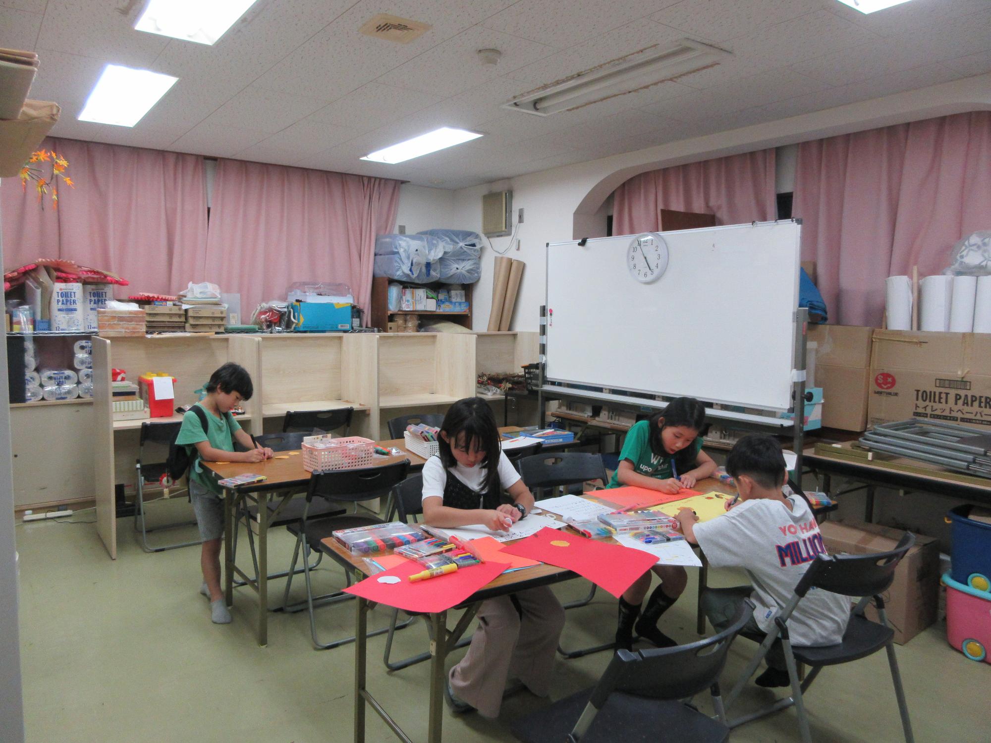 児童たちが寄せ書き作りをしている様子