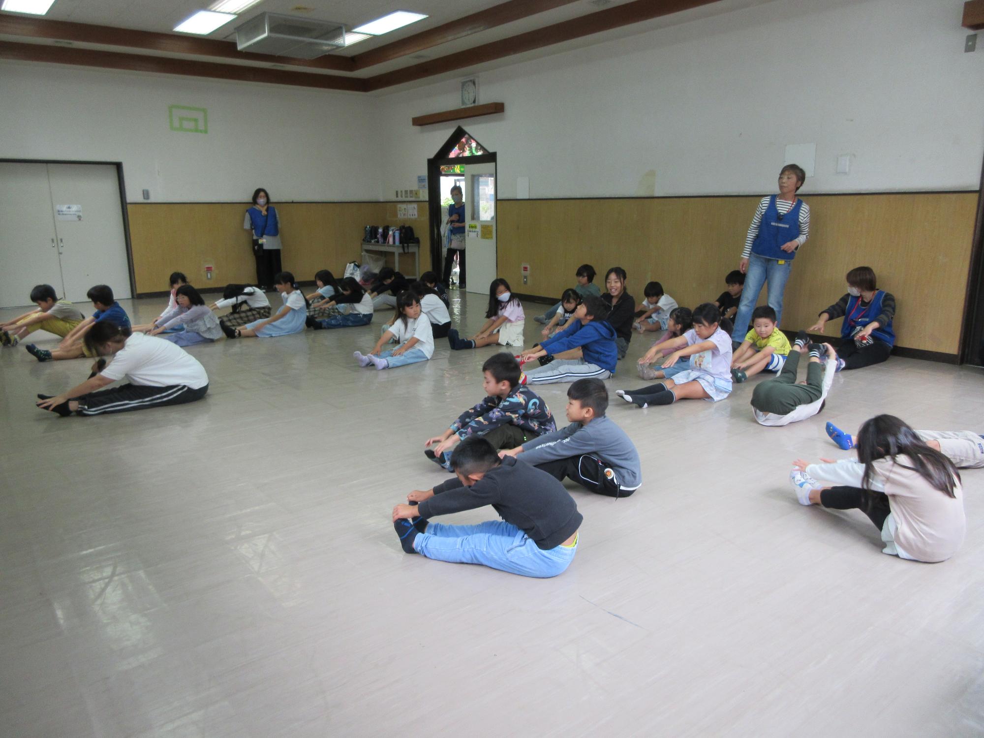 児童たちがストレッチをしている様子
