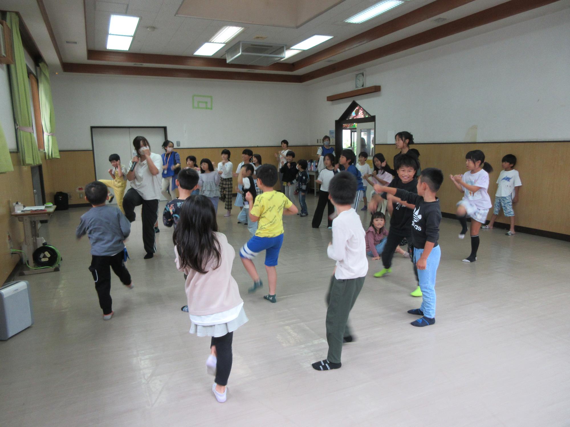 児童たちがダンスを教わっている様子
