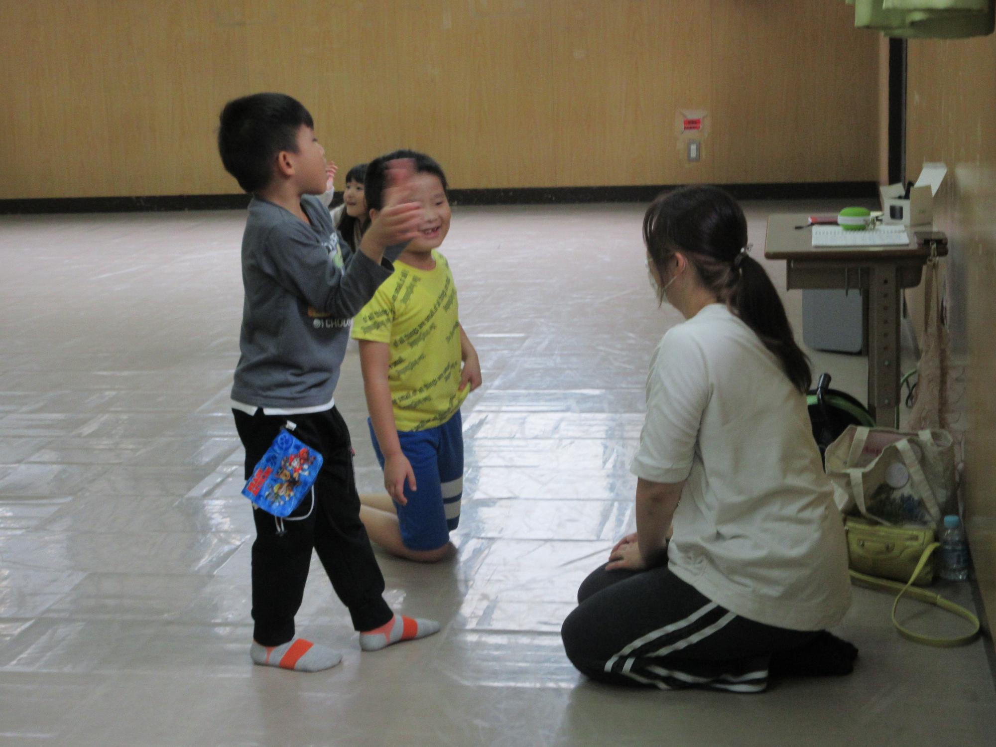 ダンスの先生と児童がお話をしている様子