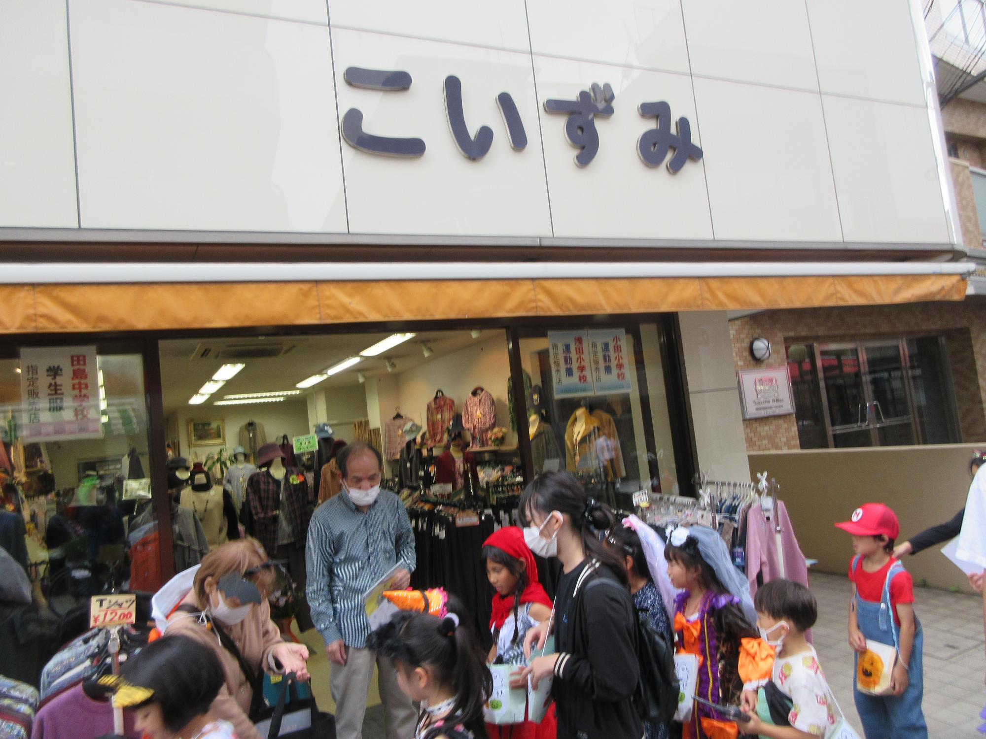 児童たちがお菓子をもらっている様子