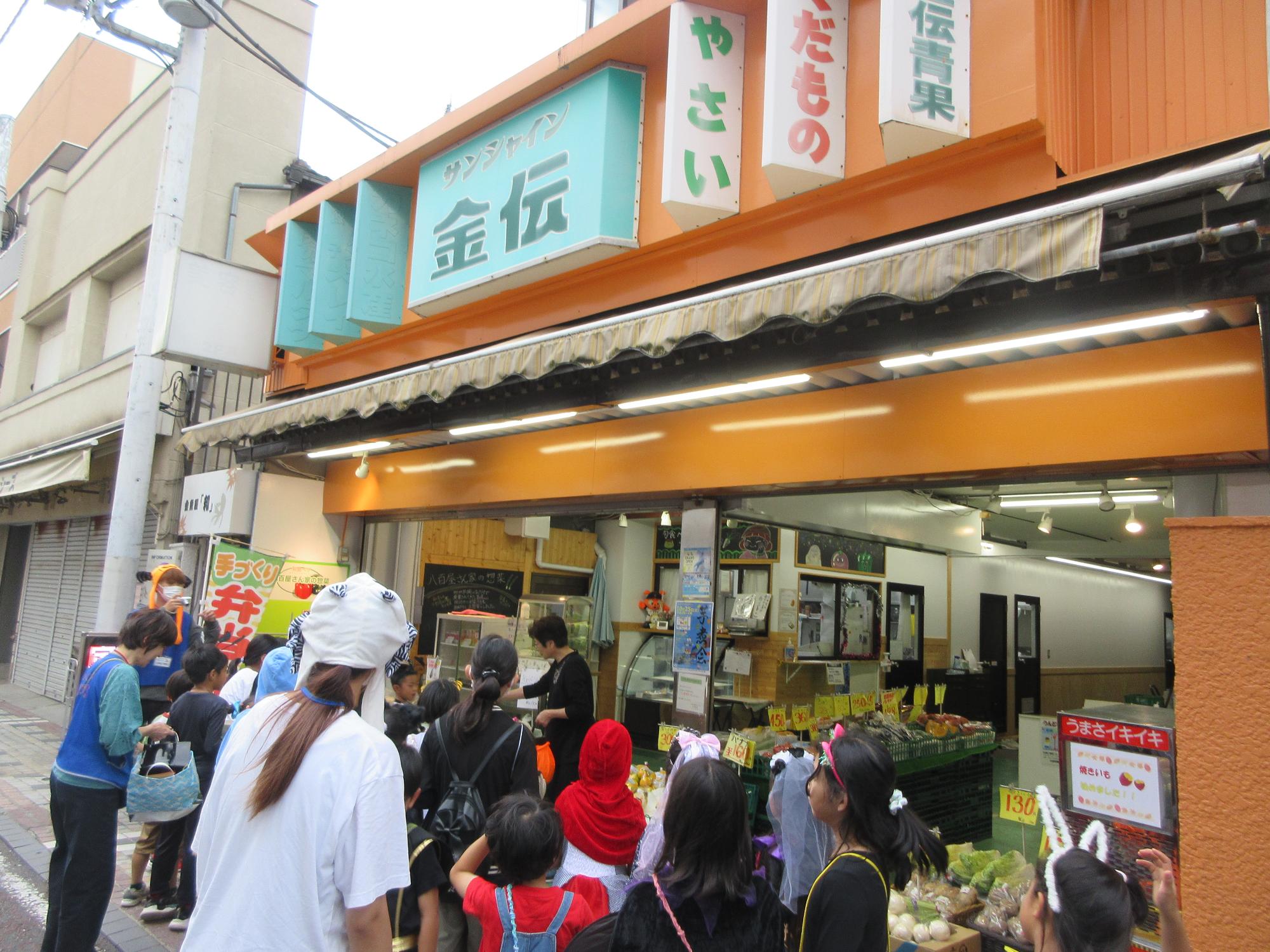 児童たちがお菓子をもらっている様子