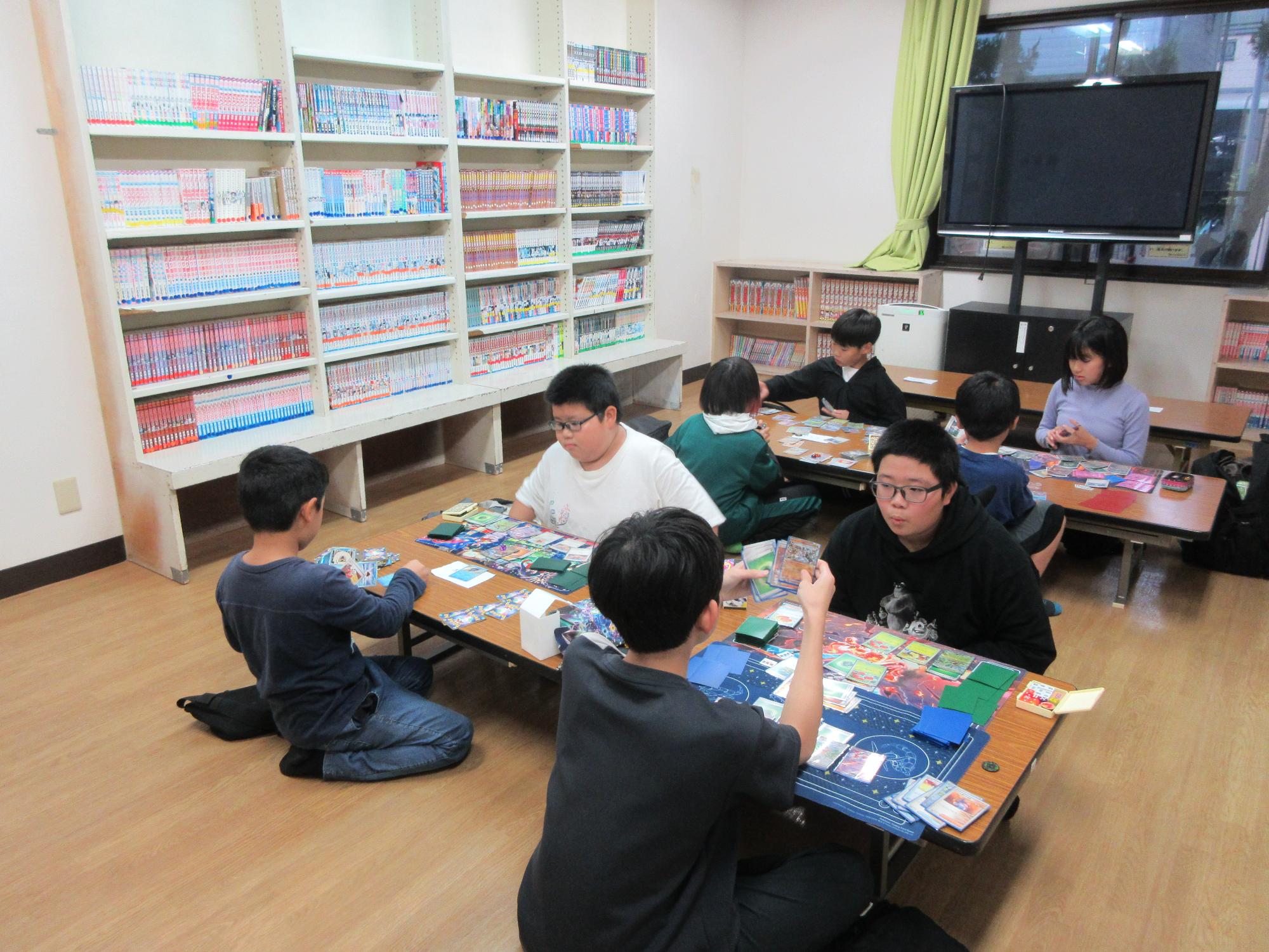 児童たちがポケモンカード大会をしている様子