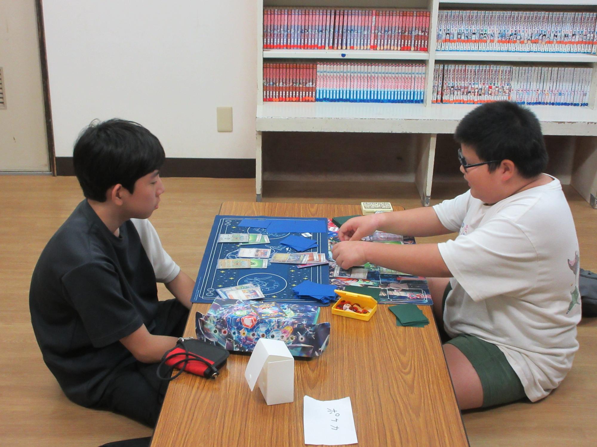 児童がポケモンカードをしている様子