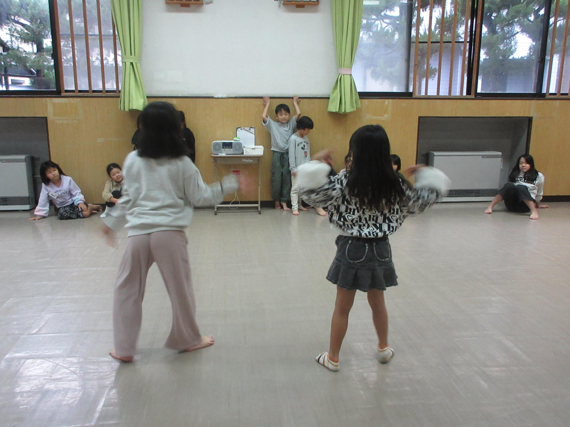 児童たちがダンスの練習をしている様子