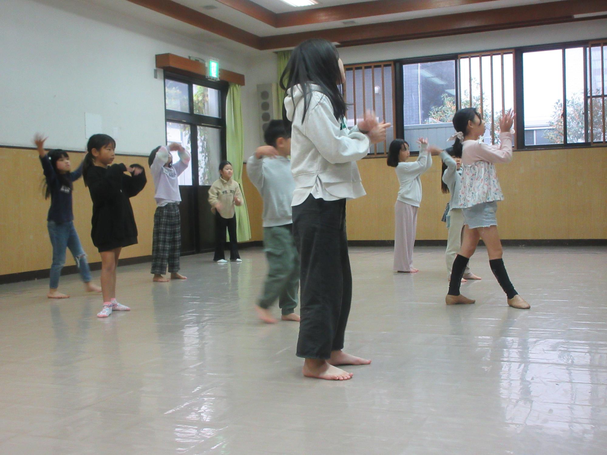 児童たちがダンスの練習をしている様子