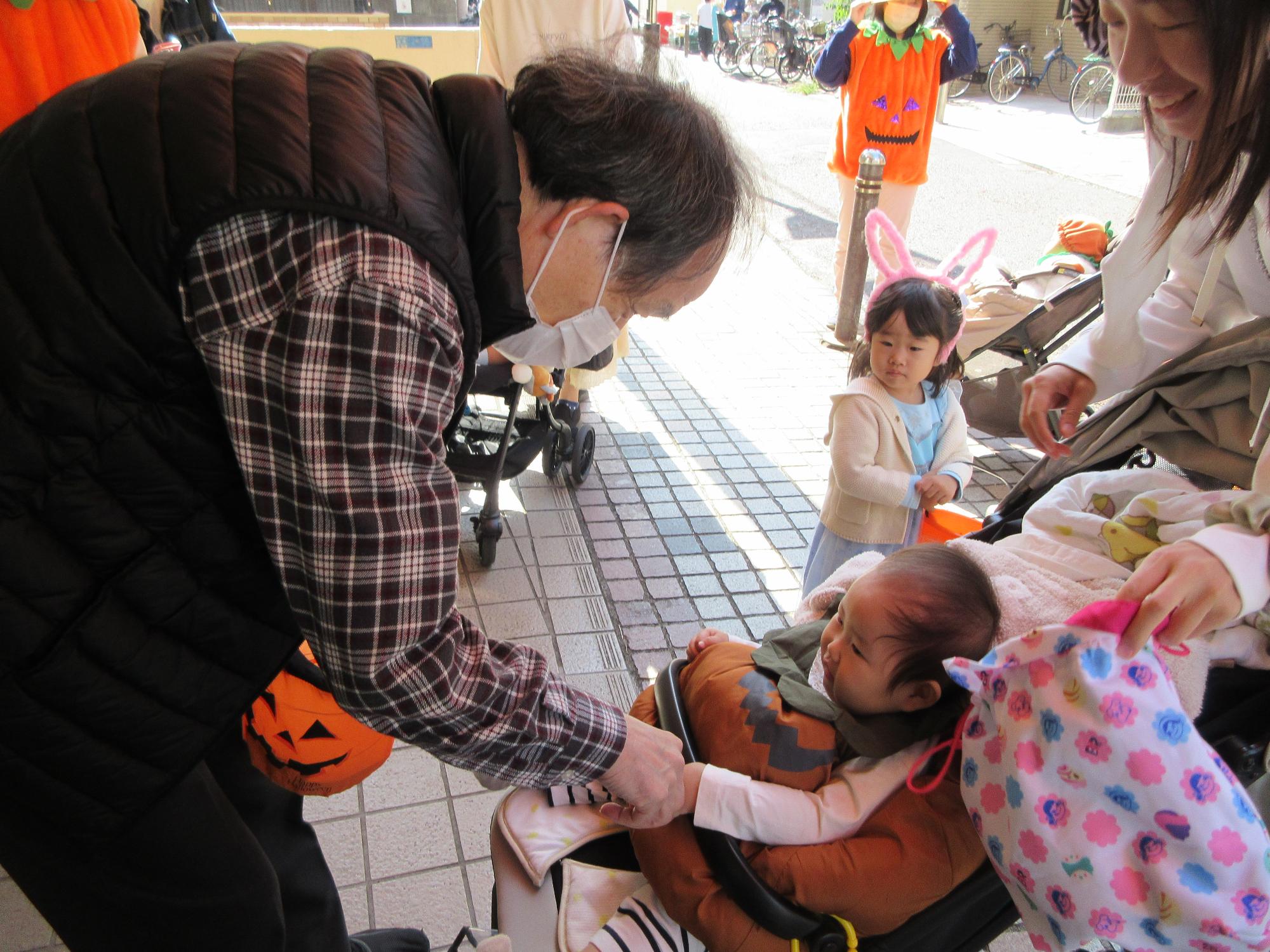 乳幼児さんがお菓子をもらっている様子