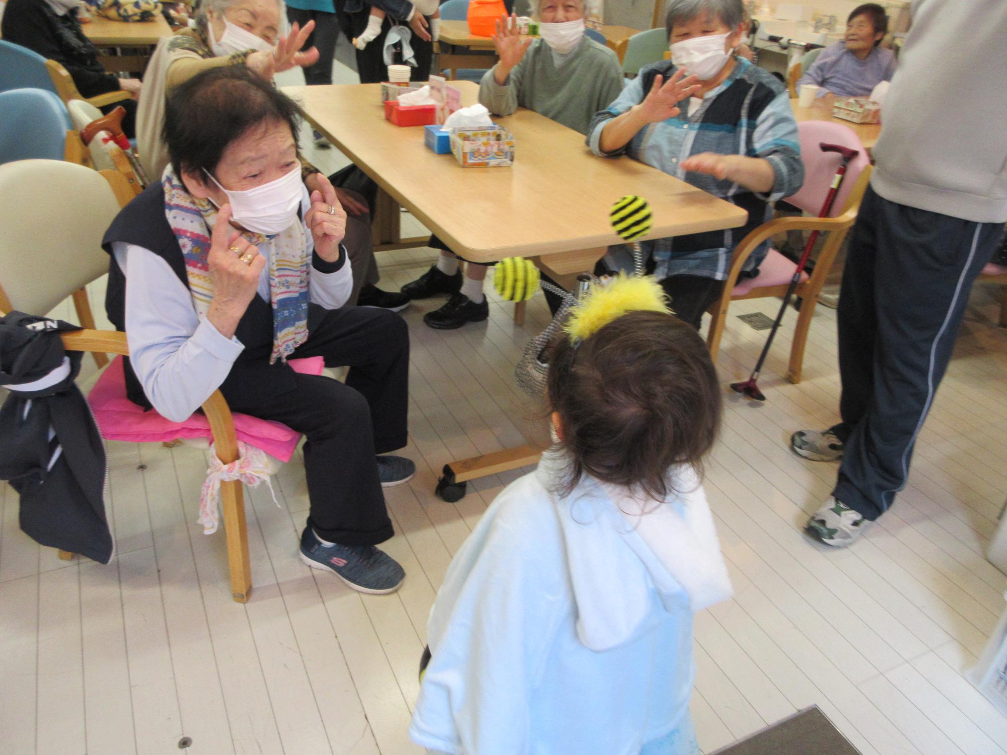 幼児さんとデイサービスの方々の触れ合いの様子