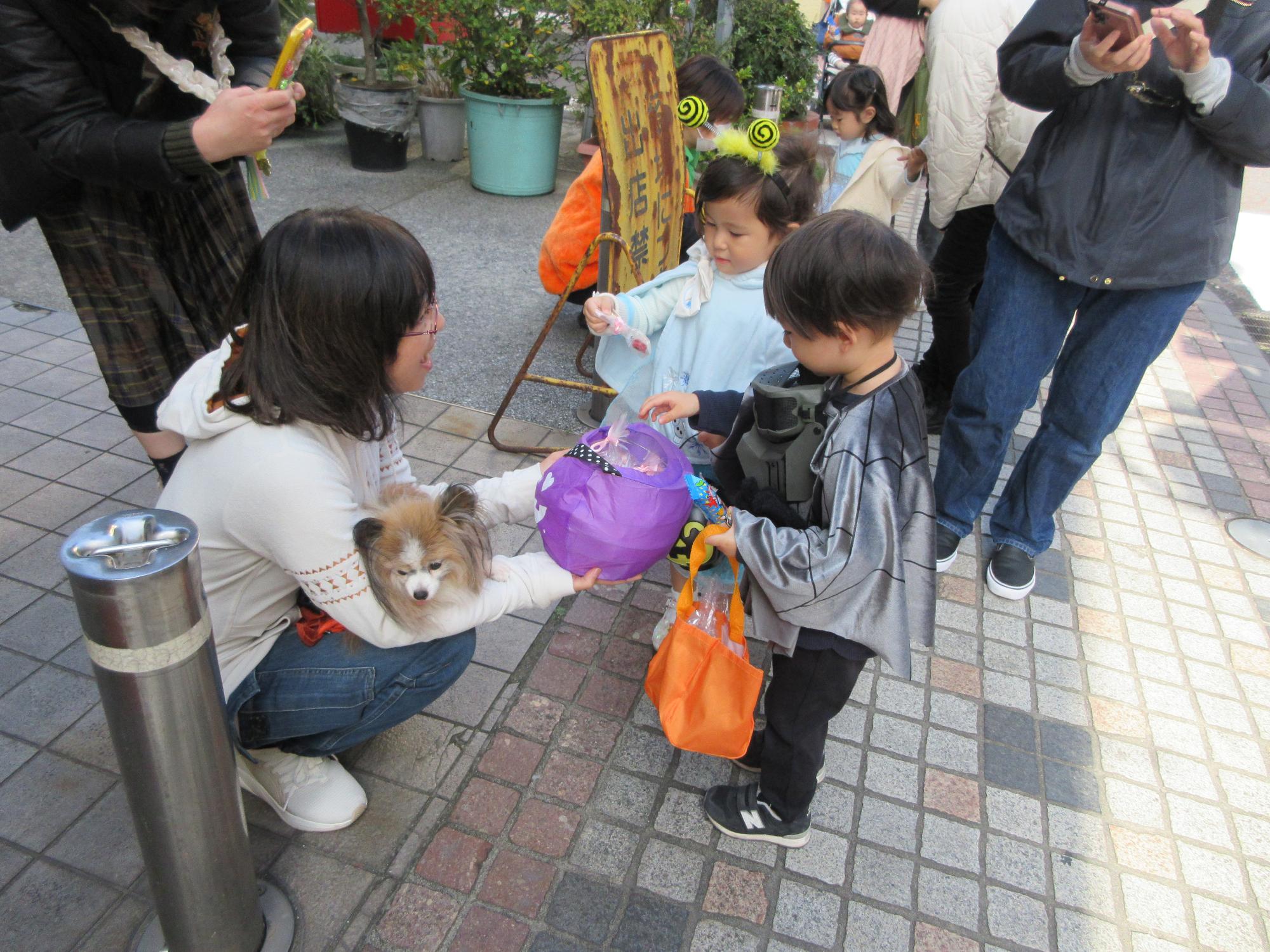 幼児さんたちがお菓子をもらっている様子