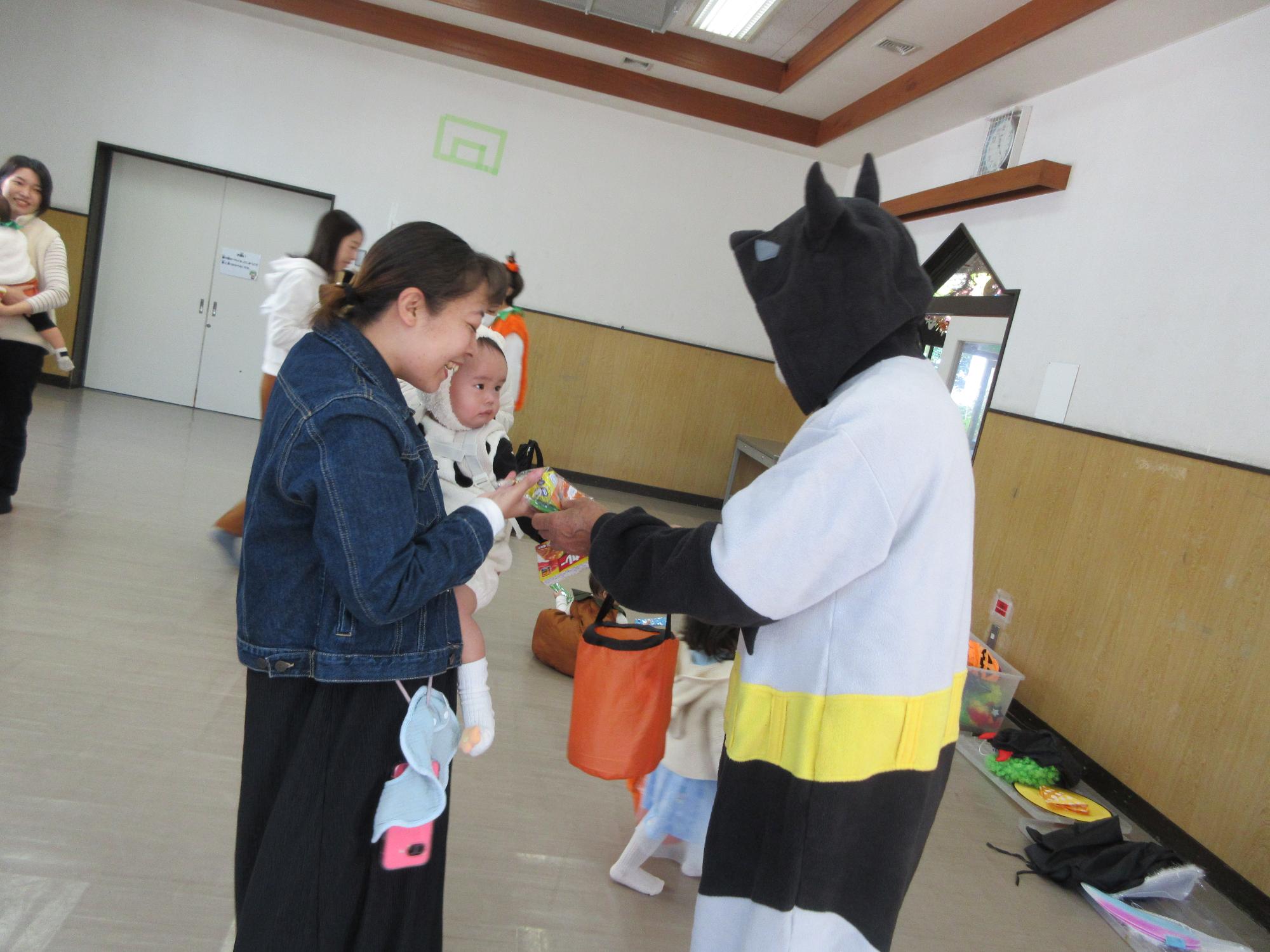 乳幼児さんがお菓子をもらっている様子