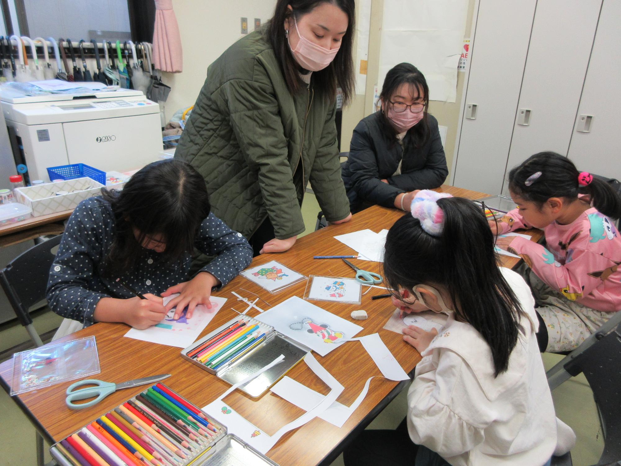 児童がプラバンシートに絵を描いている様子の写真