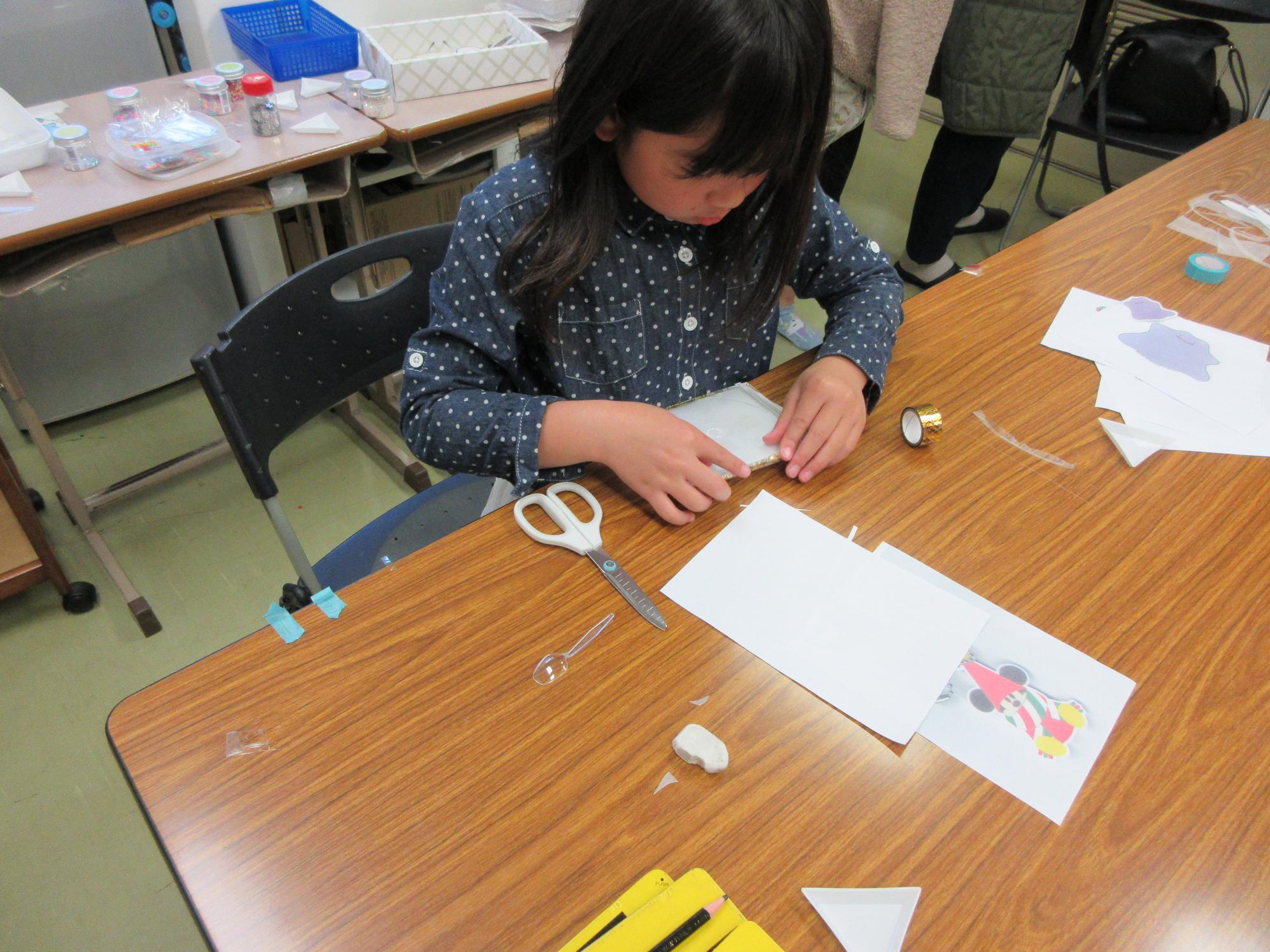 児童がフレームの飾り付けをしている様子