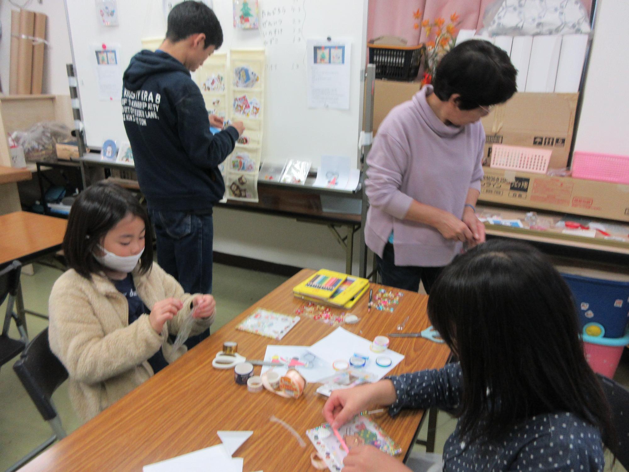 児童がフレームの飾り付けをしている様子