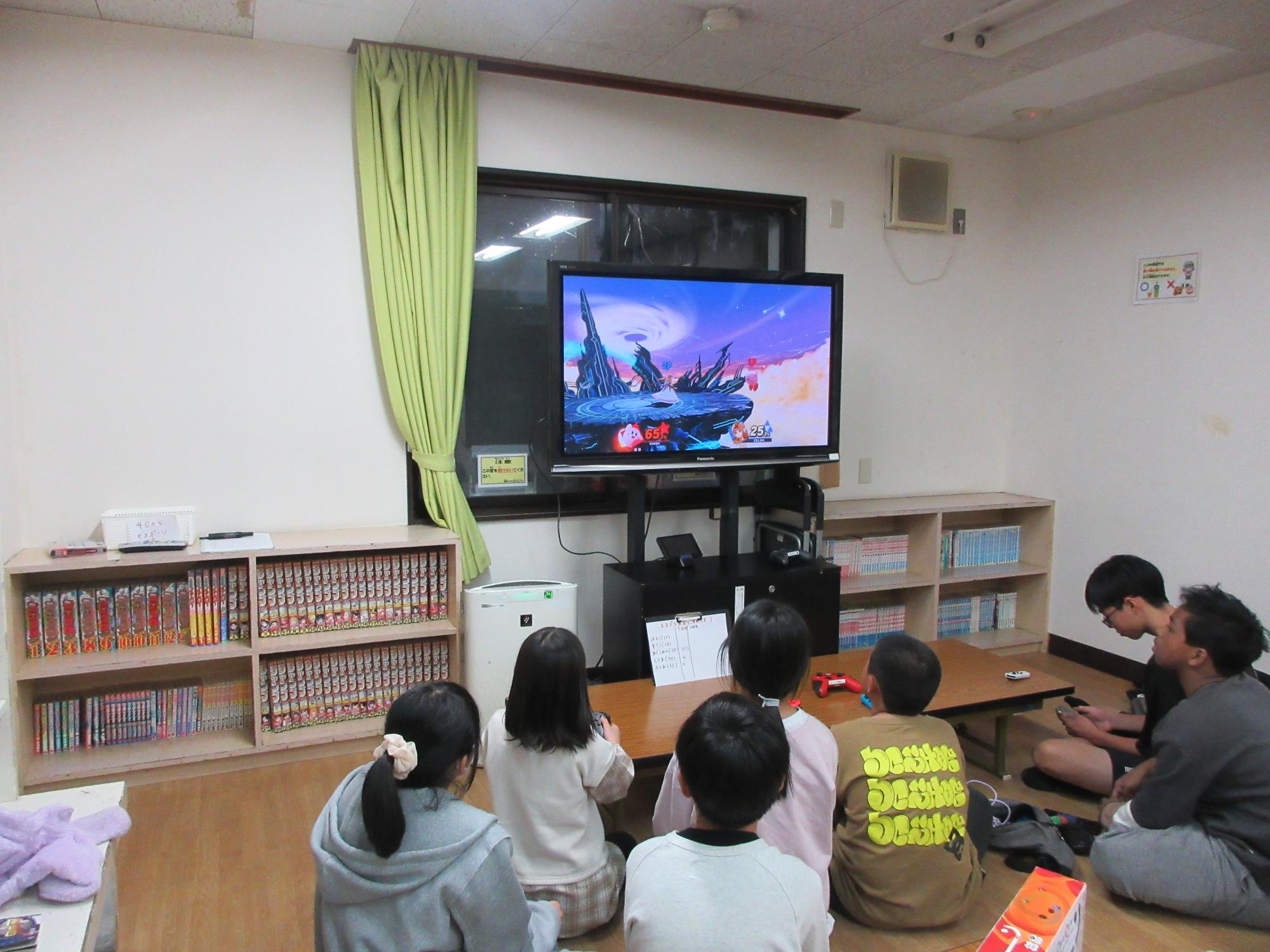 対戦する児童と観戦する児童の様子