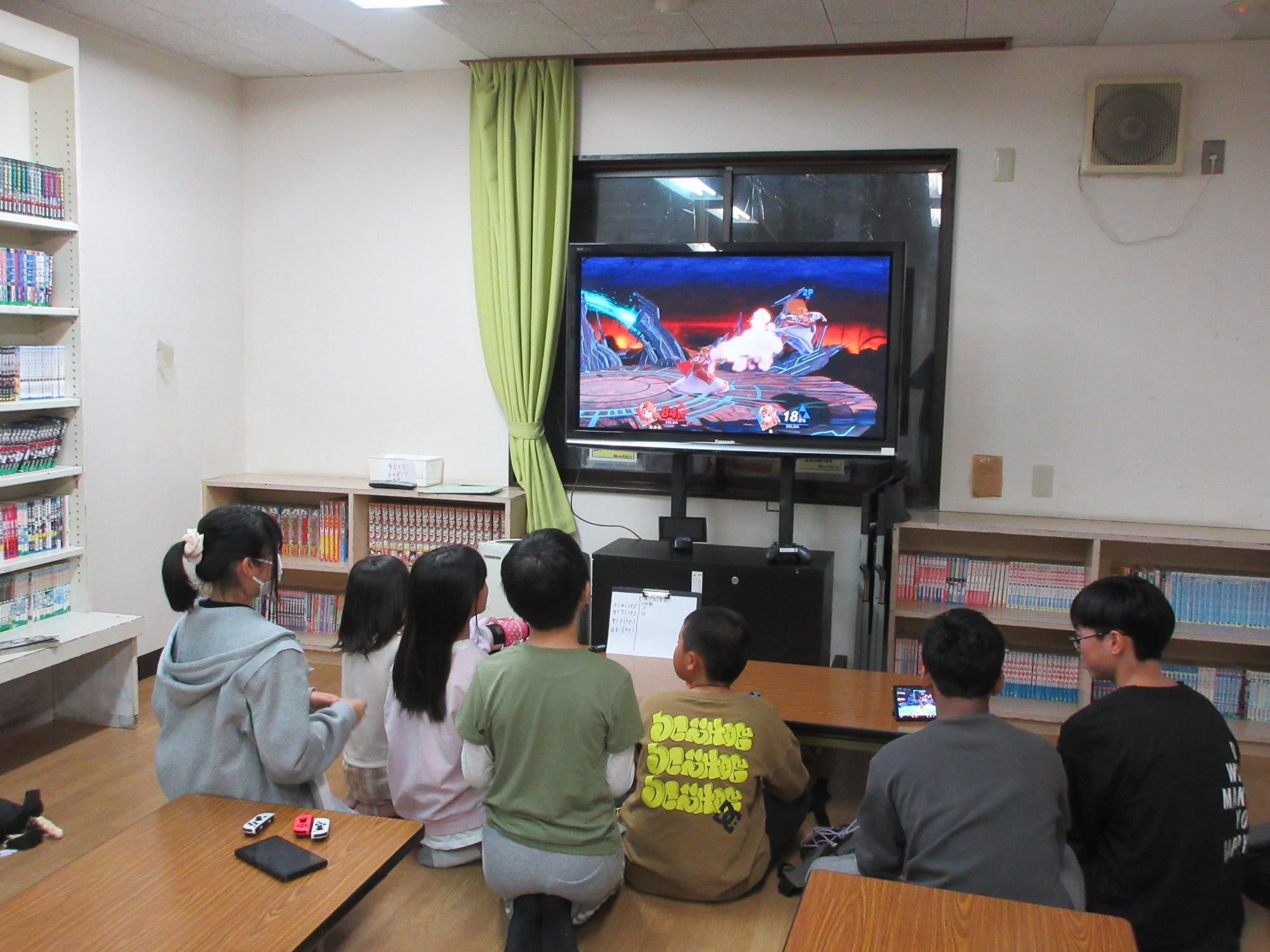 対戦する児童と観戦する児童の様子