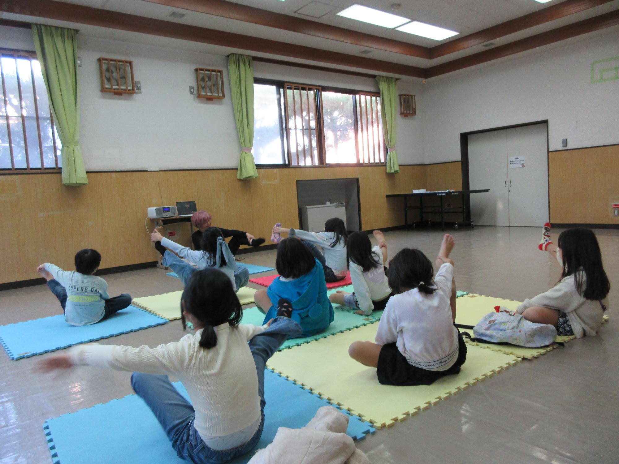 児童たちが準備体操をしている様子