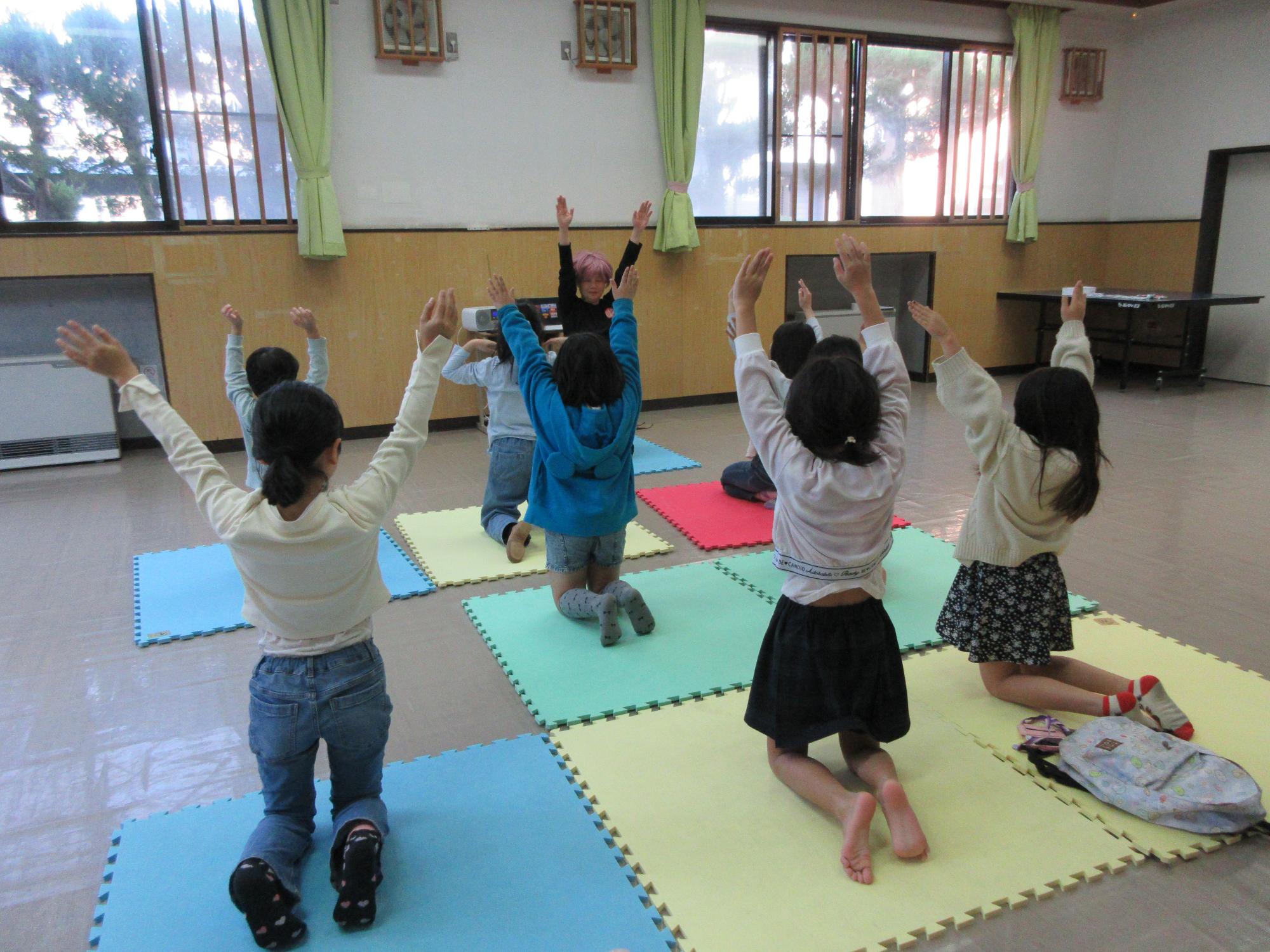 児童たちが準備体操をしている様子