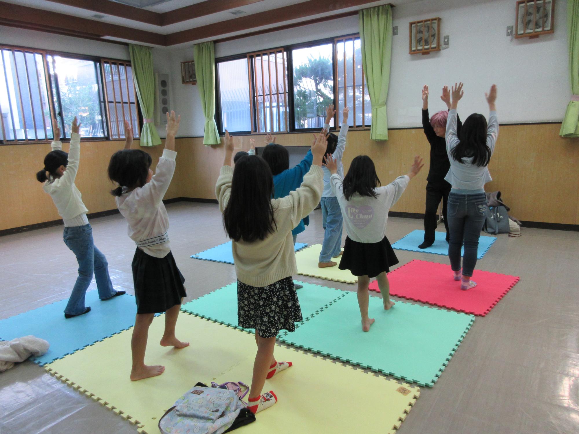 児童たちが準備体操をしている様子