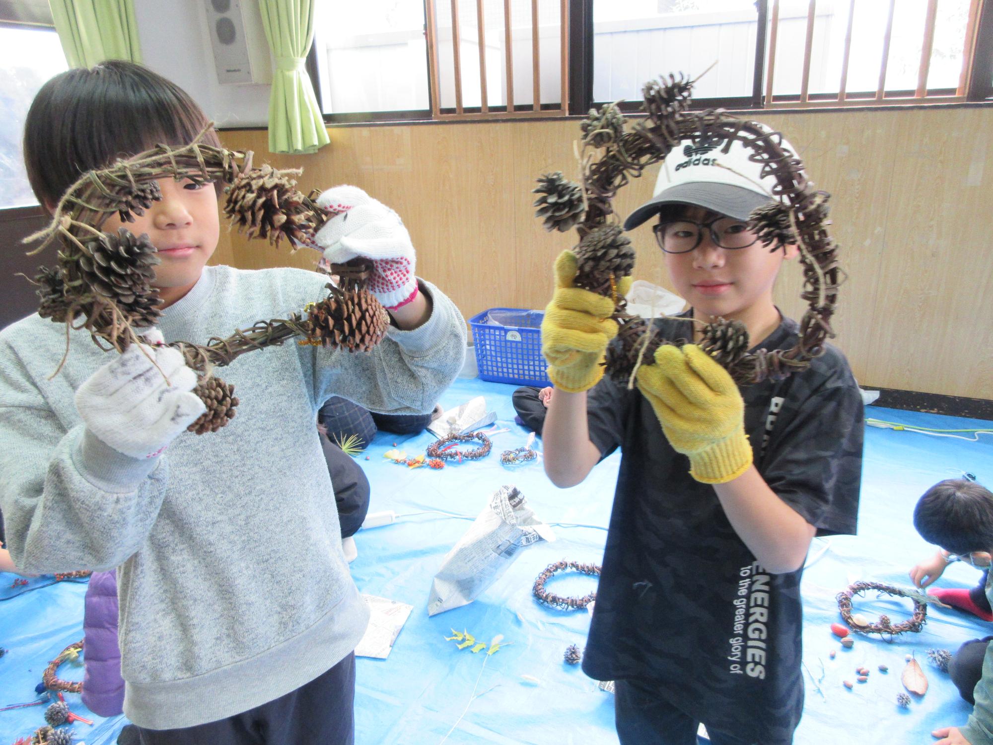 完成したリースを持つ児童の写真