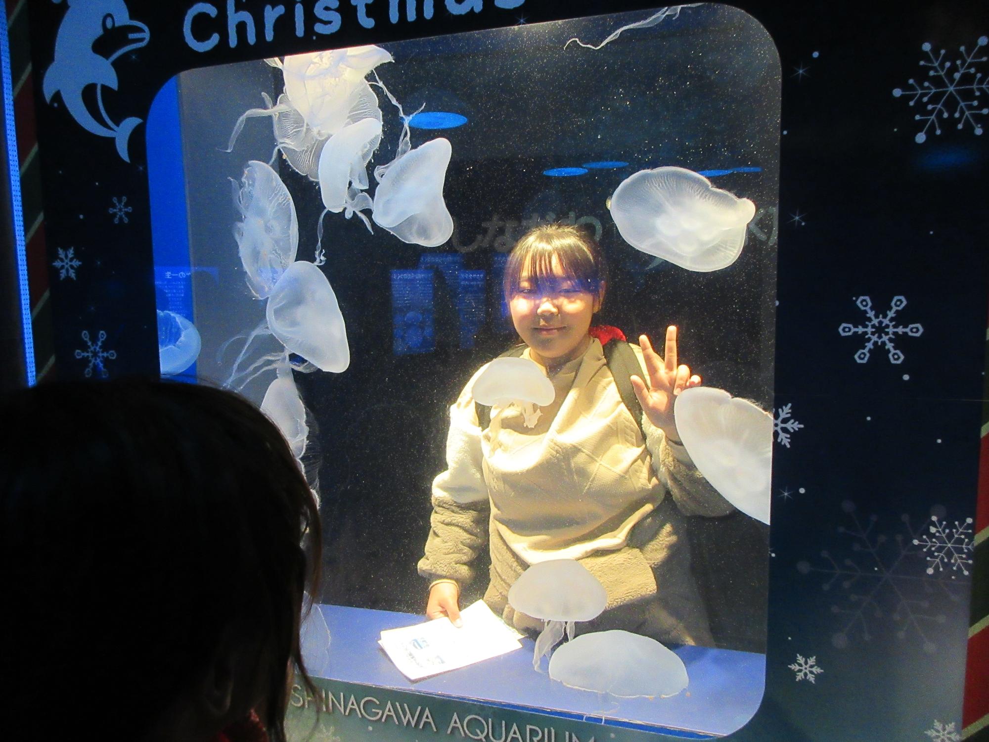 水族館内を鑑賞する児童