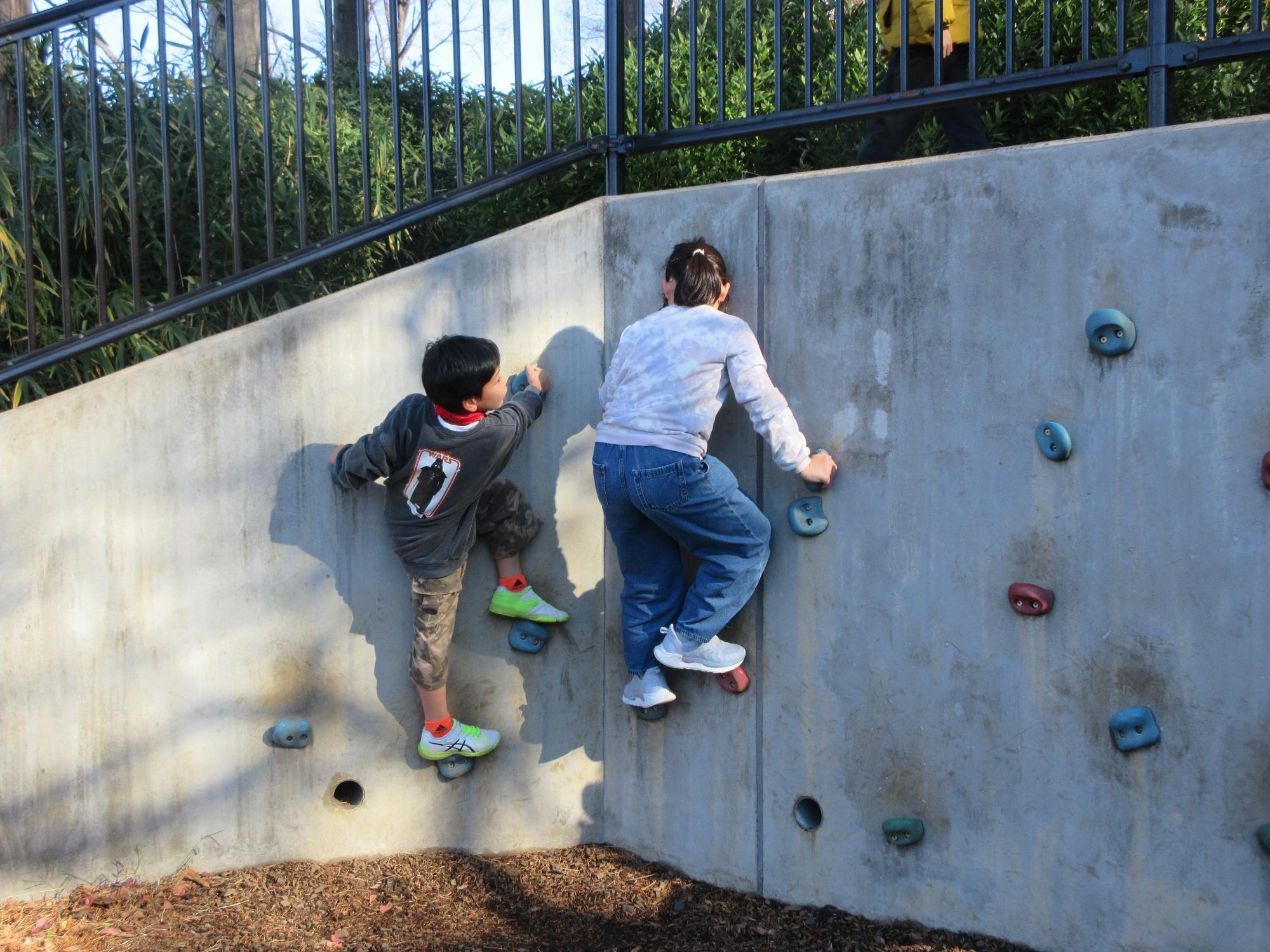 公園の遊具で遊ぶ児童