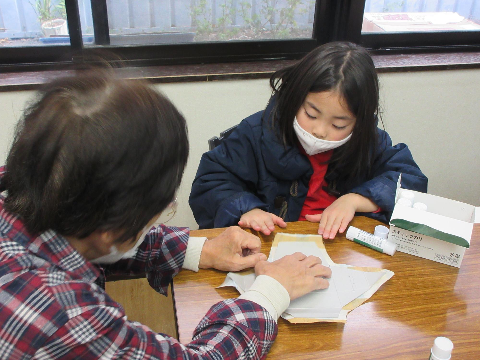 ポーチを作成する参加者と講師