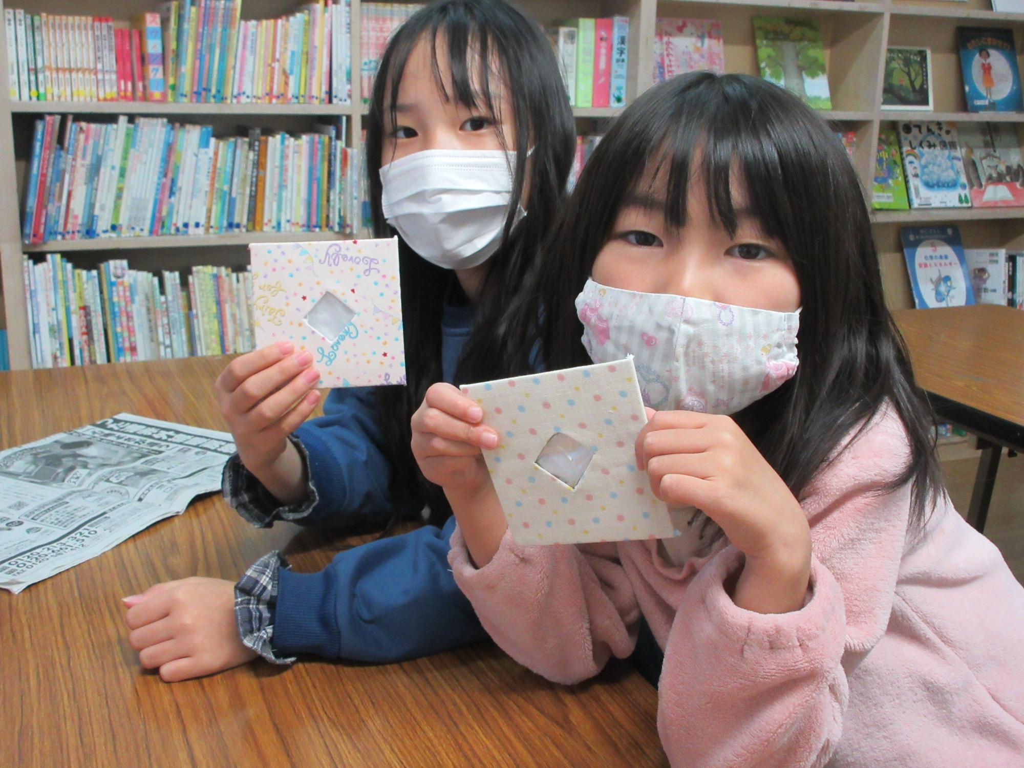 完成したポーチを持つ児童