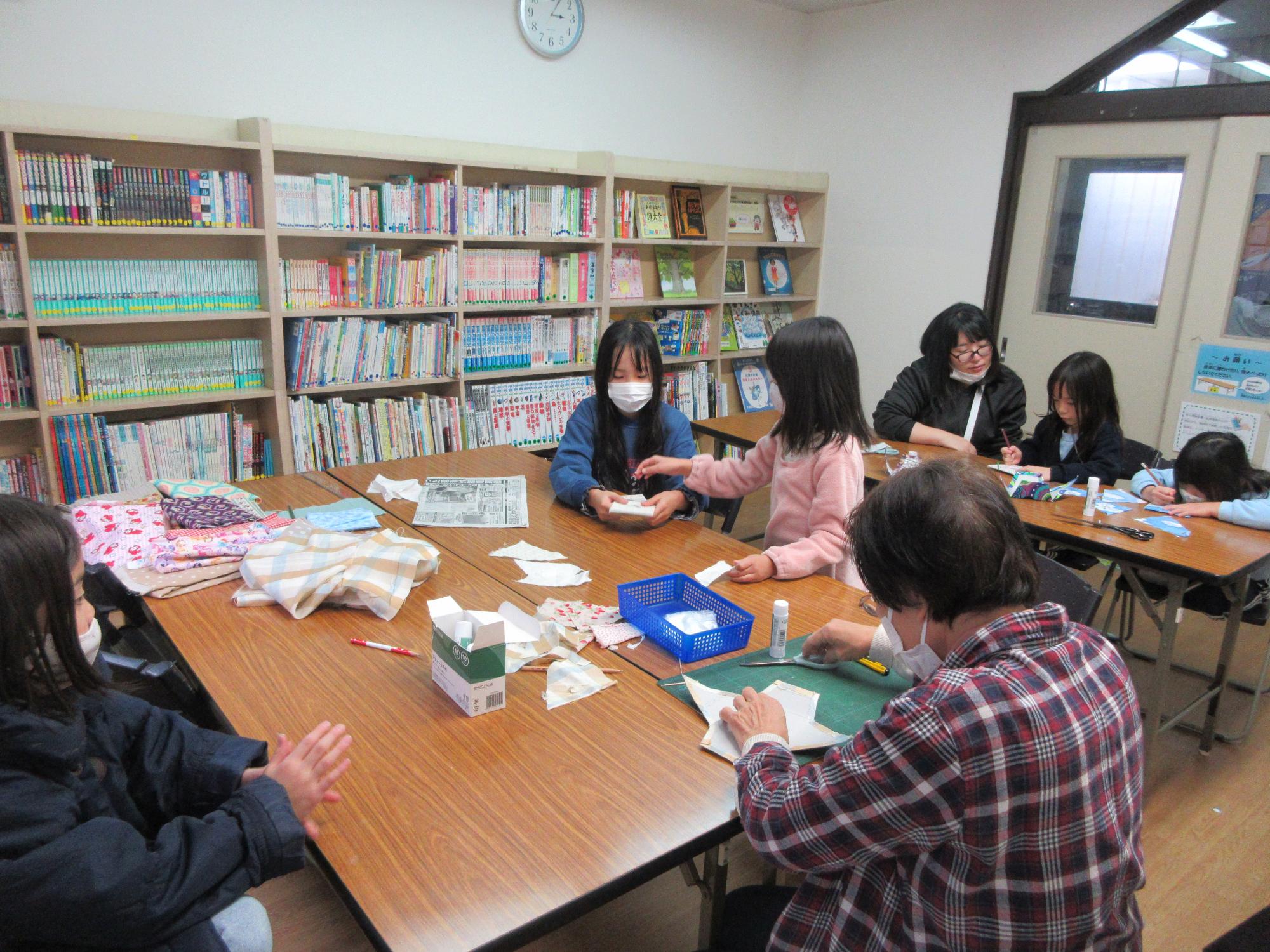 ポーチを作成する参加者と講師