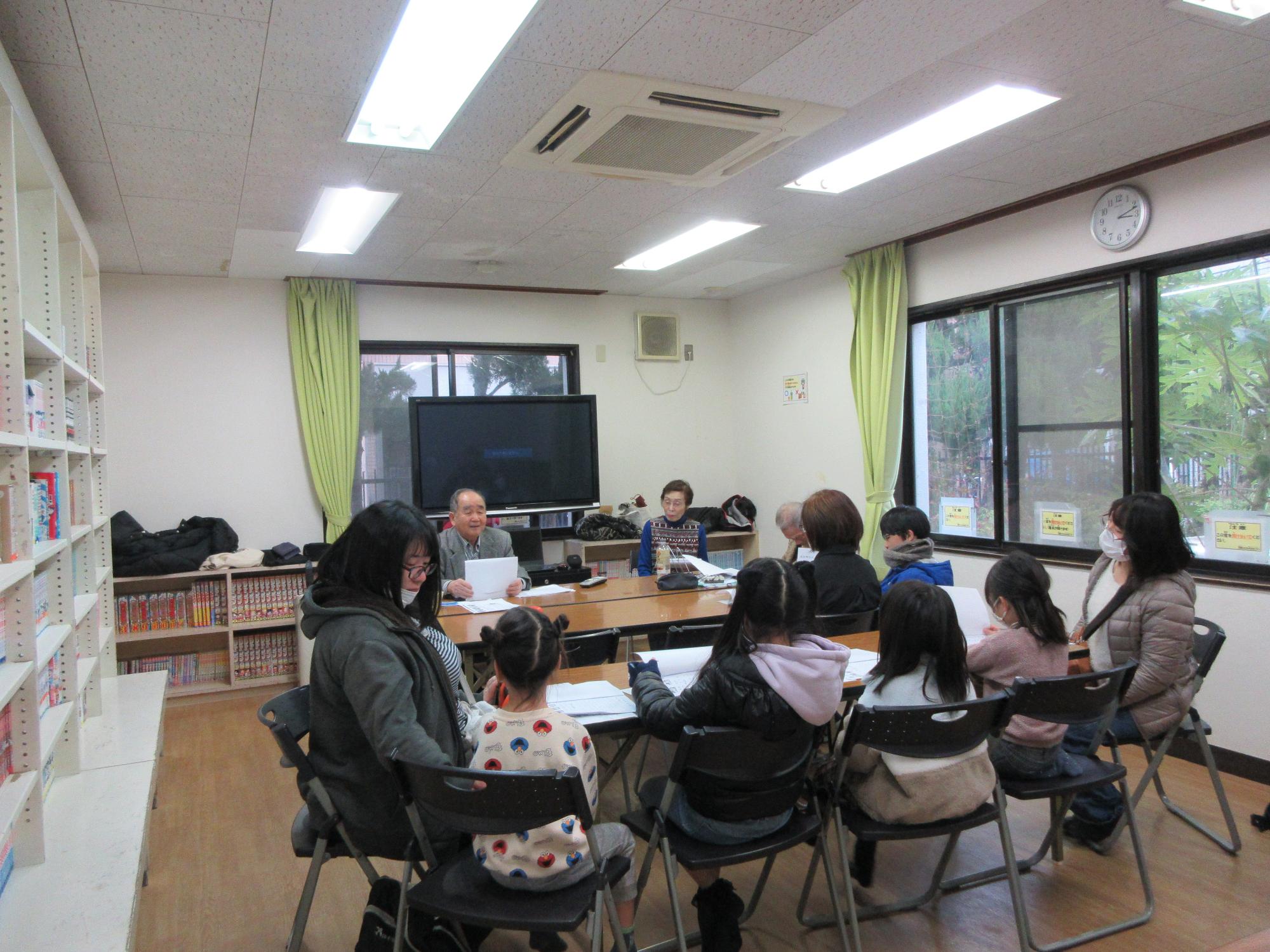 説明する講師と話を聞く参加者の様子