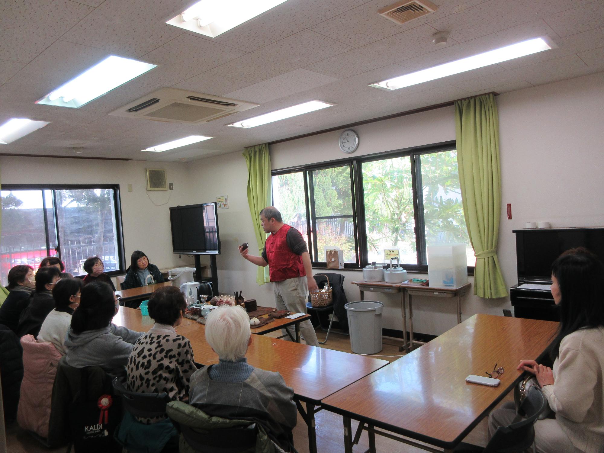 中国茶の講話をする講師と話を聞く参加者