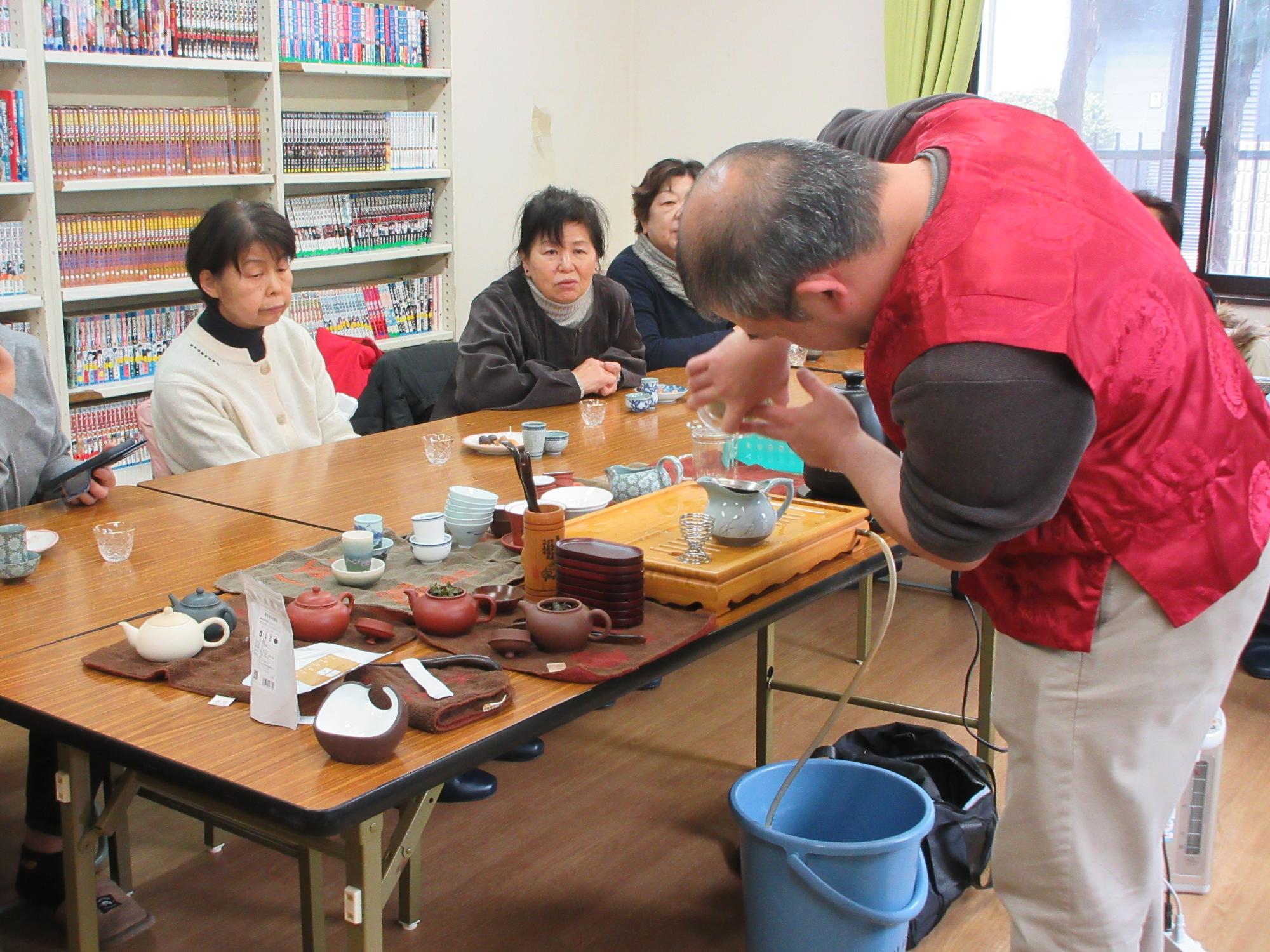 中国茶の講話を淹れる講師と話を聞く参加者