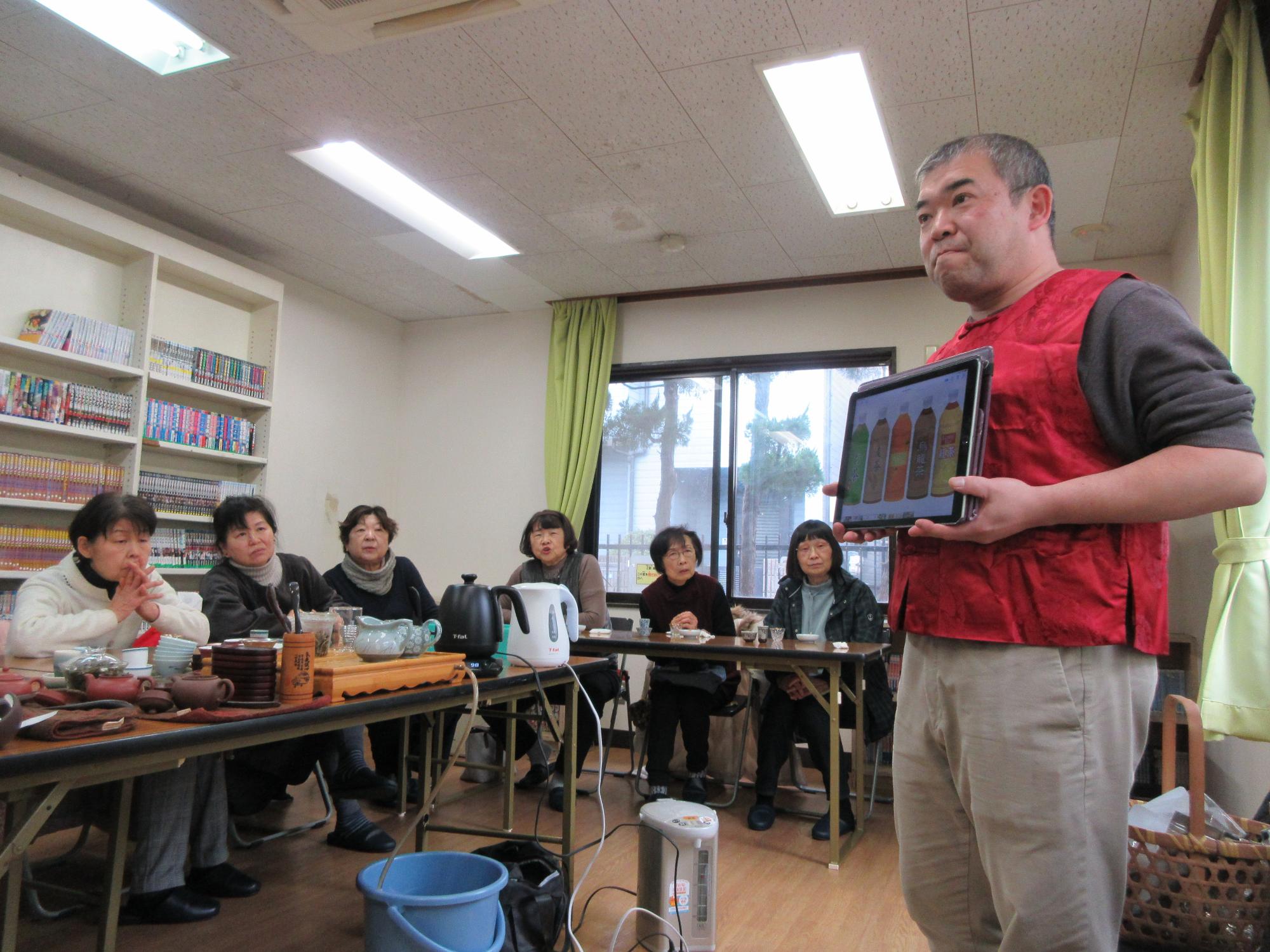 身近な飲料水を紹介する講師と話を聞く参加者