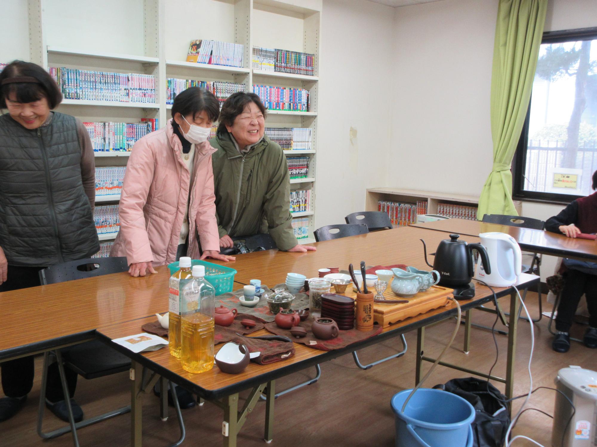 茶器を眺める参加者