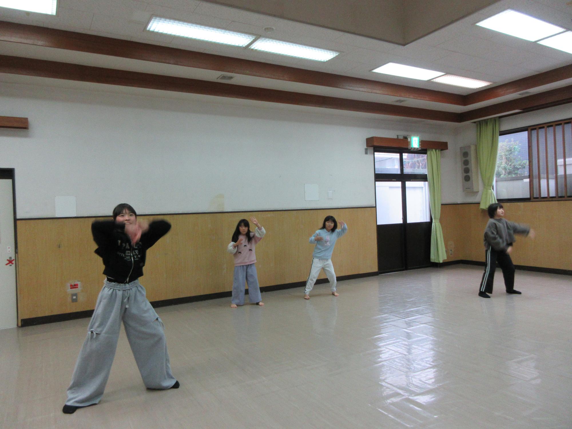 振り付けの確認をする児童