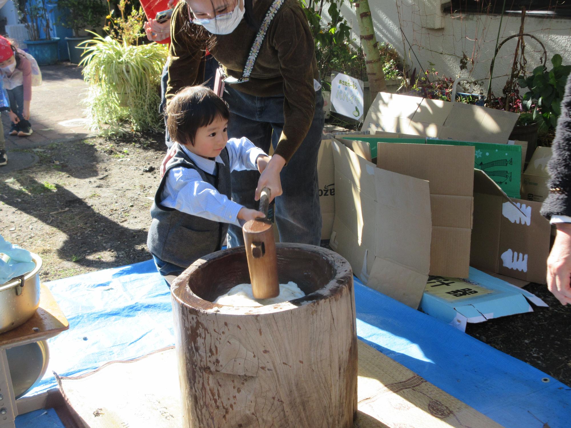 もちつきを体験する幼児親子