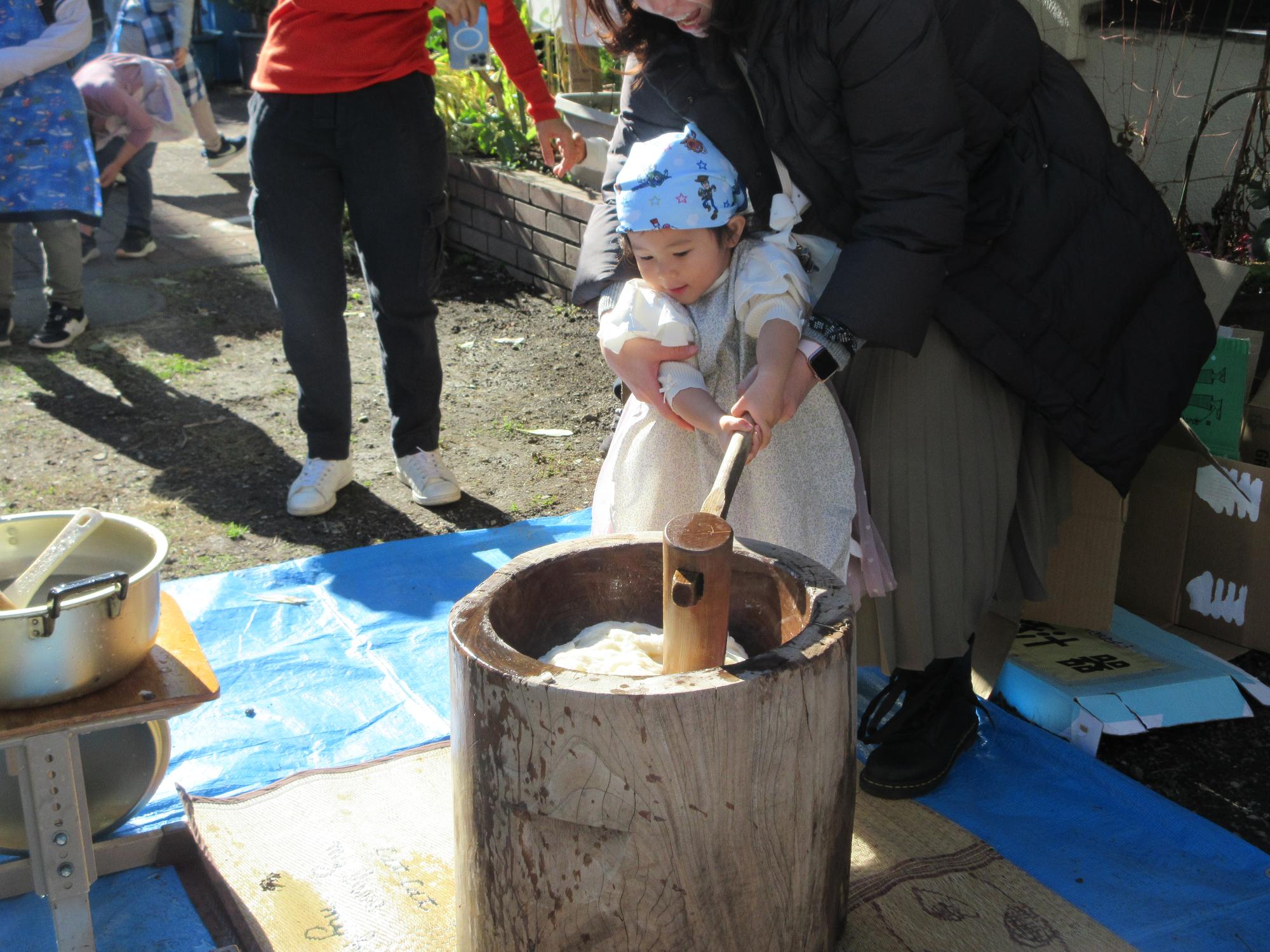 もちつきを体験する幼児親子