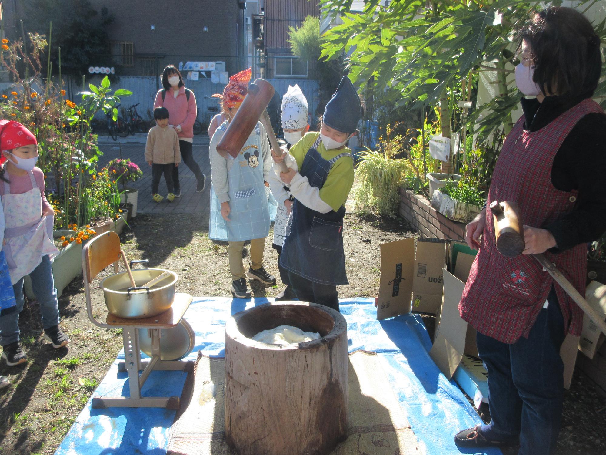 もちつきを体験する小学生