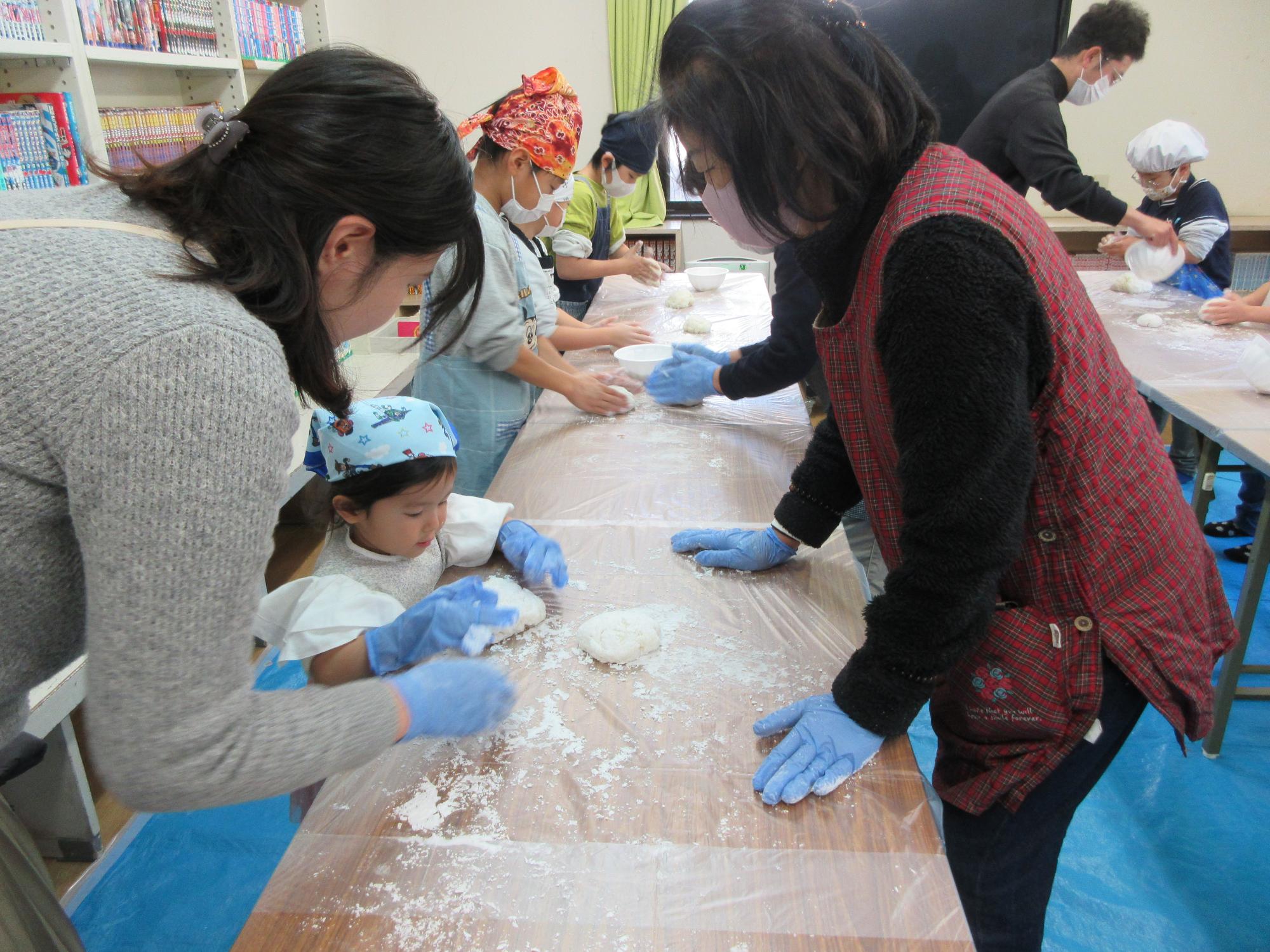 鏡もちづくりの様子