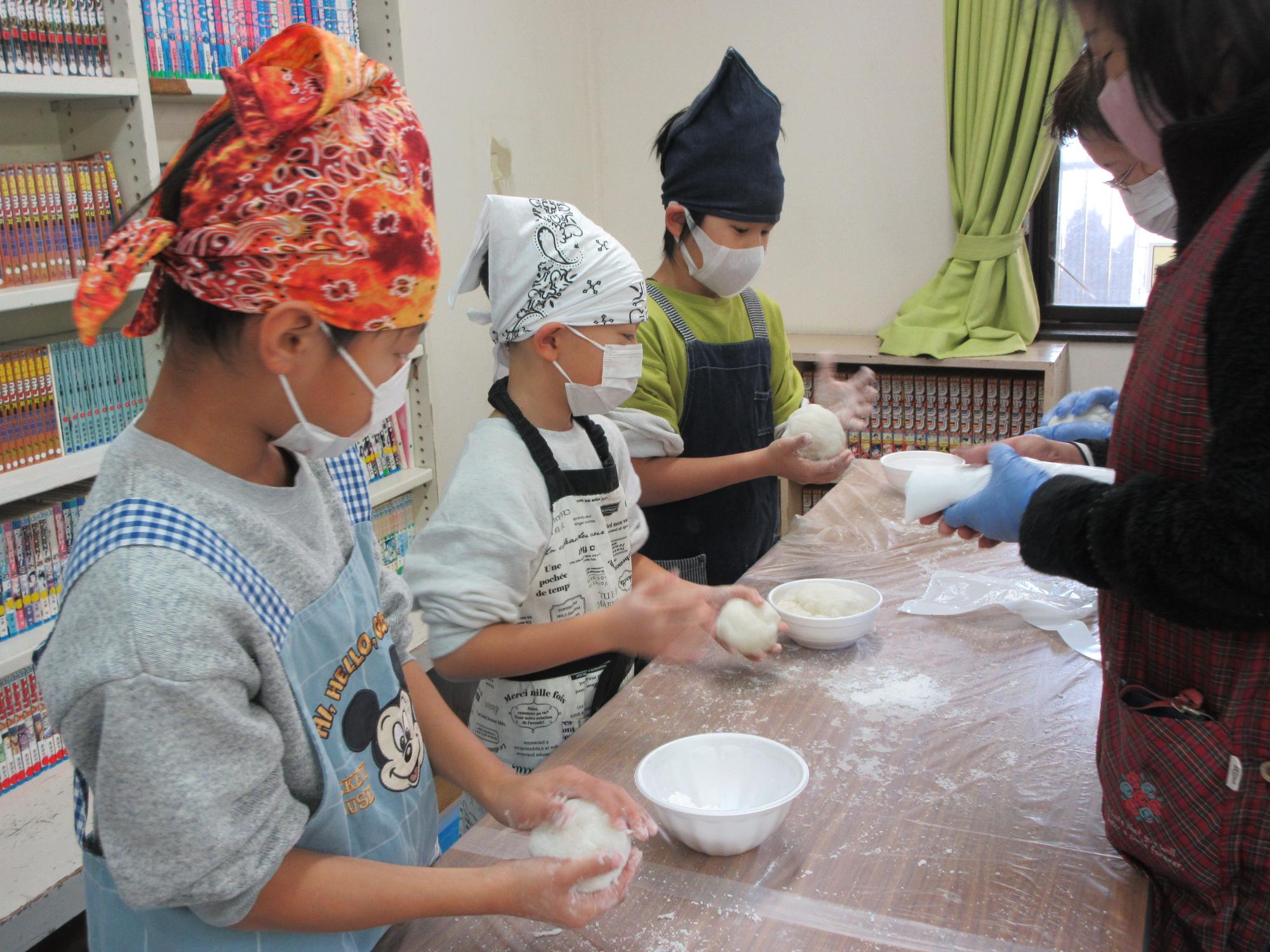 鏡もちづくりの様子