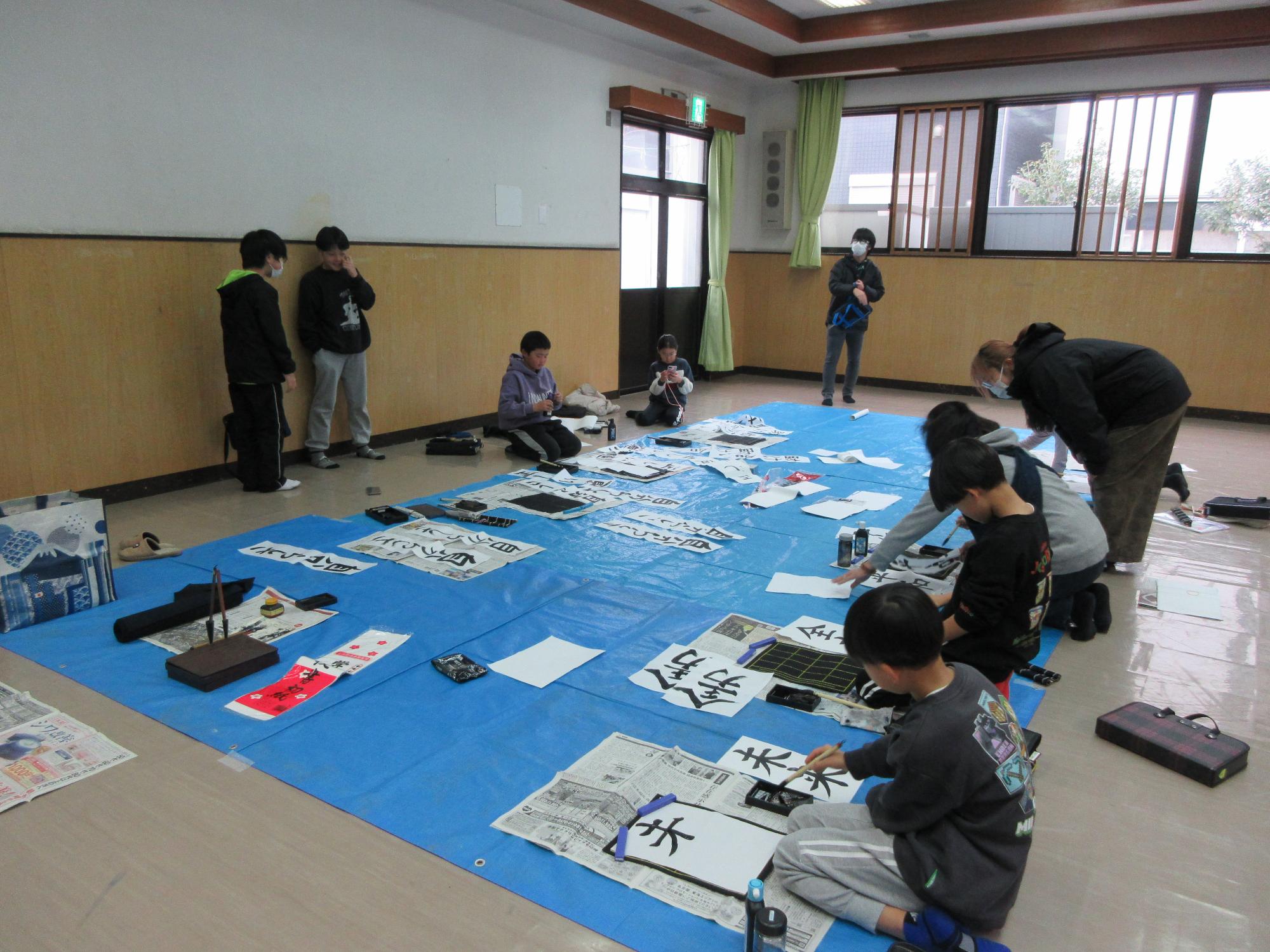 参加の児童が書き初めをする様子