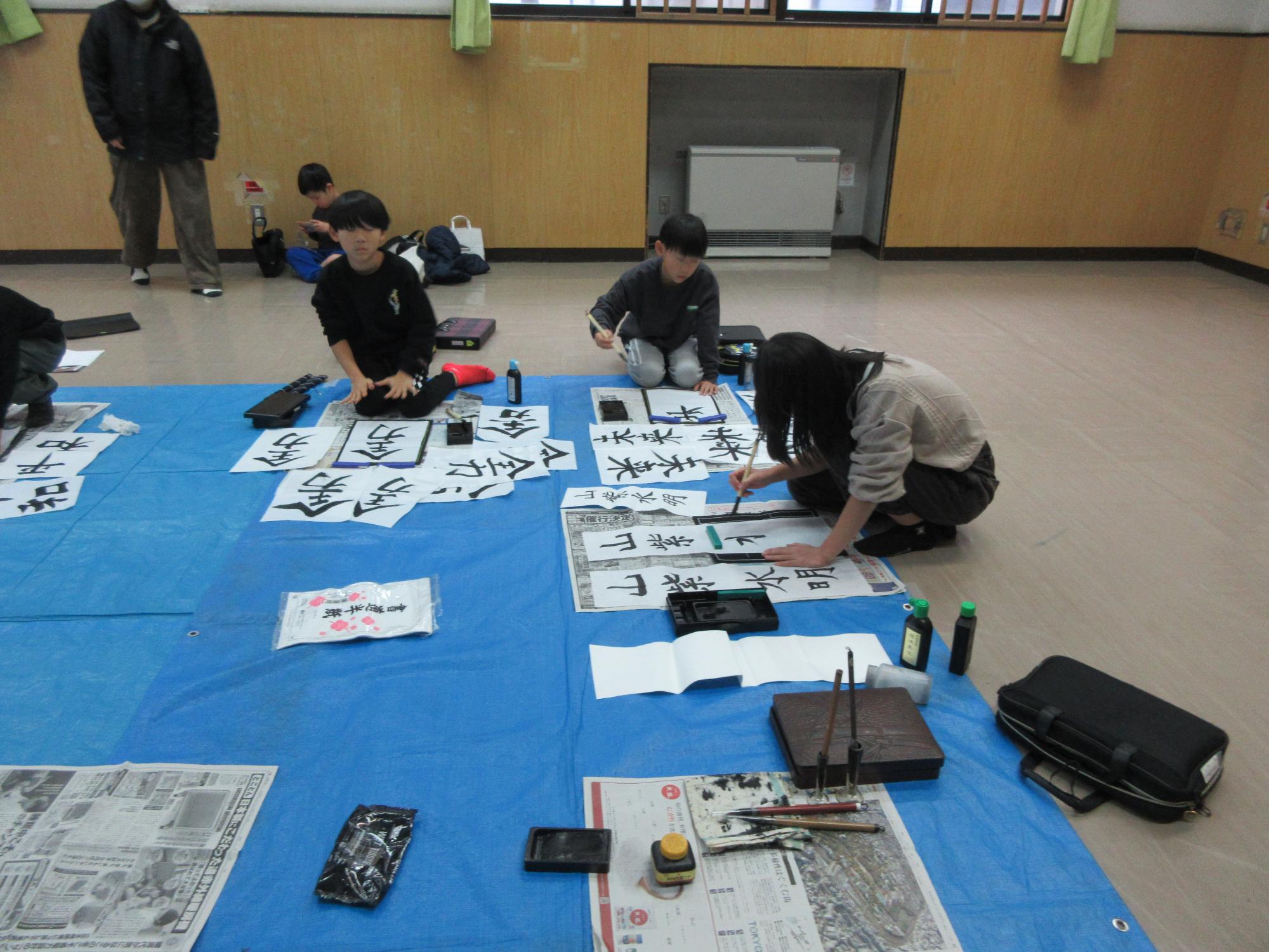 参加の児童が書き初めをする様子