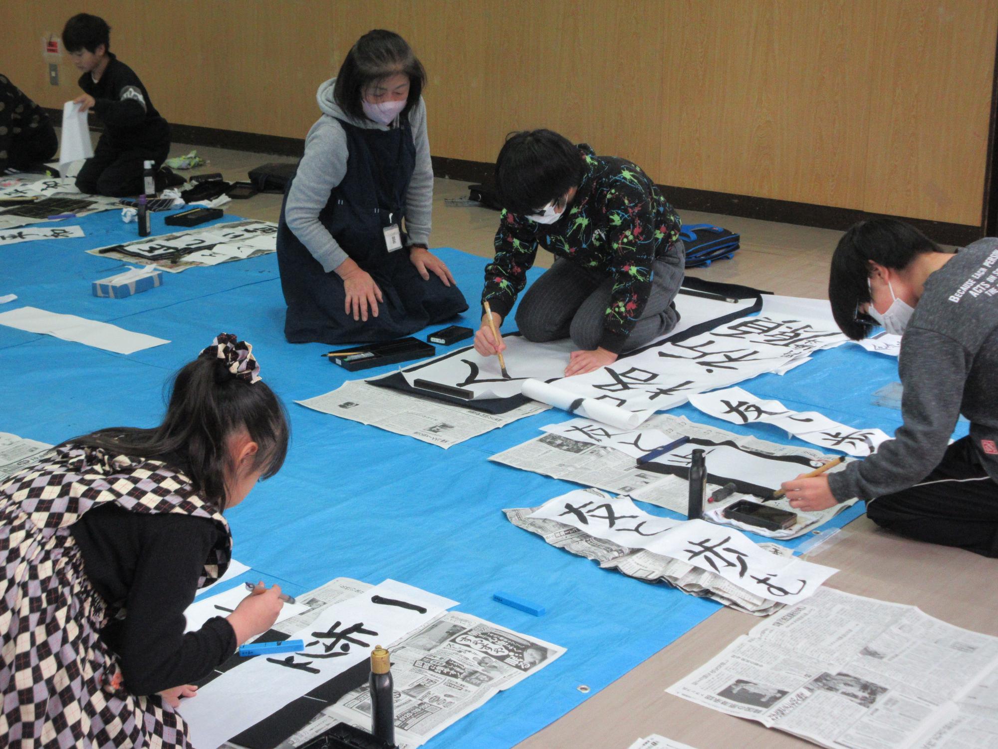 参加の児童が書き初めをする様子