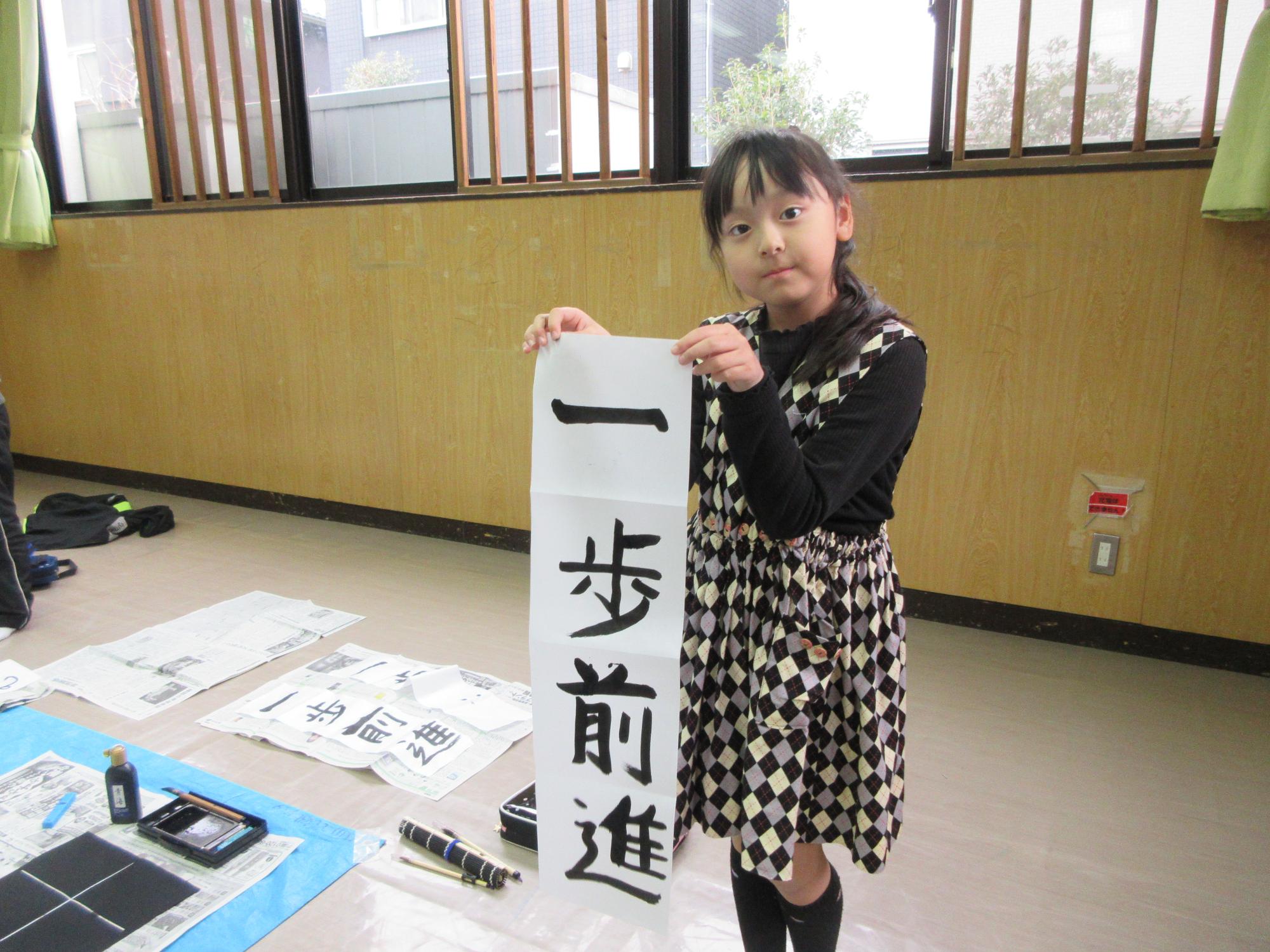 完成した書き初めと参加児童の写真