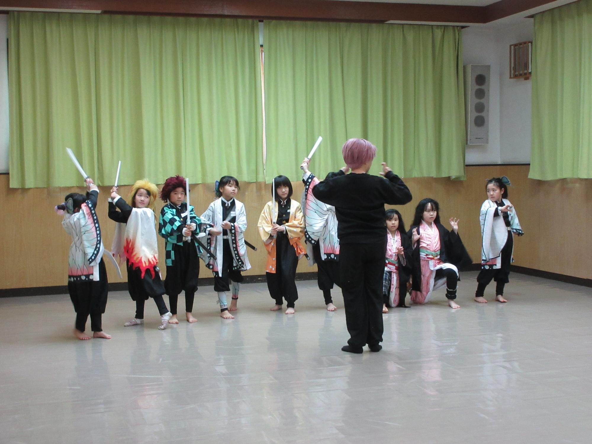 児童たちがダンスの練習をしている様子